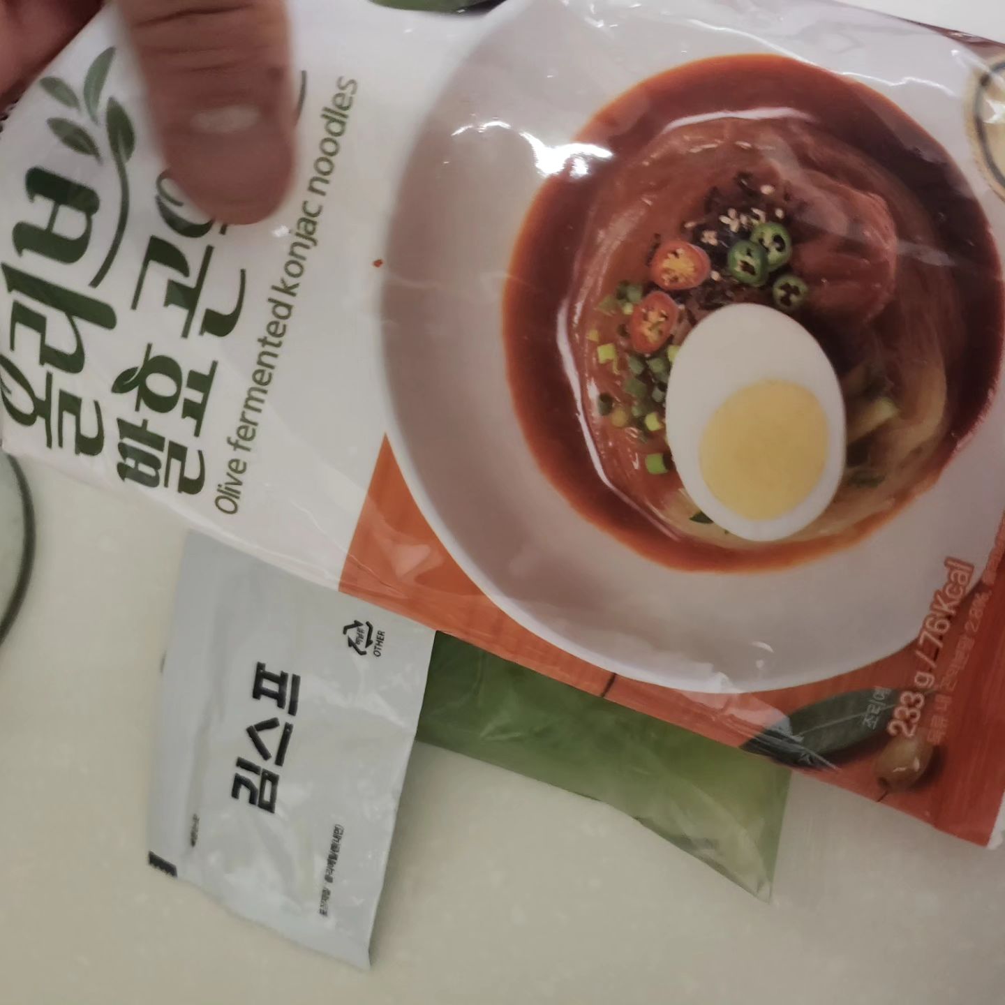 #할인구매 clean24_official #올리브곤약면 #찰비빔면
맛있고 비빔면을 좋아하진 않지만 이건 안심이에요 맛있어요 김까지 뿌려먹으니 환상의 맛이에요 살도 안찌네요
#뷰티블로거 #경력다수 #활발 #곤약간식 #곤약면요리 #올리브발효곤약면 #화장품부자 #신상품나왔을땐 #곤약 #08L #체험단