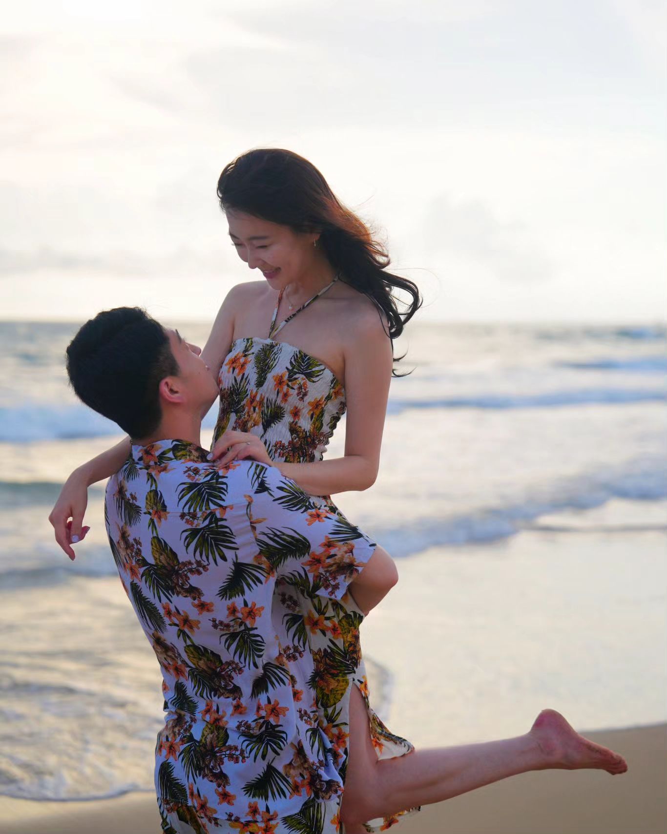 올해가 가기 전엔 정리해야할 것 같아 올리는 #푸꾸옥스냅

하필 우기,
하필 이날이 제일 흐리고
해변가에서 촬영하는 도중에 비 쏟아져서 막 뛰어들어갔던 기억

베트남인 작가님이라 파파고로 소통하면서 그래도 나름 건진 사진들😂
어쨋든 남편이 찍어주는게 젤 이뿌다☺️

*음악은 비엣젯에서 지겹게 들었던 원데이~~ㅋㅋㅋㅋ

#베트남스냅 #푸꾸옥풀만 #풀만리조트 #푸꾸옥사진
#베트남푸꾸옥 #푸꾸옥리조트