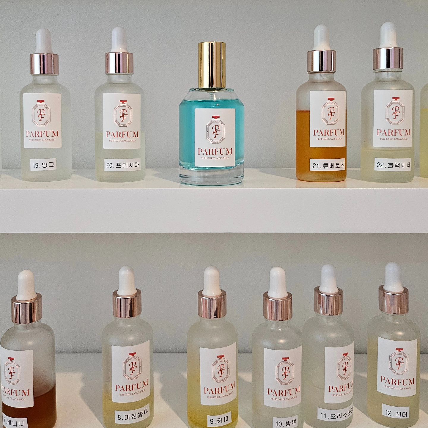 ✨️파르풍✨️ parfumclassshop
나만의향수만들기😘
대한 향장 협회 정회원인 
전문 조향사가 직접 운영하는 향수공방🫢
프라이빗하게 룸에서 즐길수 있는
국내 유일한 향수 공방!
퀄리티와 집중도 up👍🏻
프리미어 향료 60가지를 시향하고
블랜딩 할수 있는곳💖
.
.
#협찬 #샤로수길데이트 #샤로수길이색데이트 #샤로수길향수공방 #샤로수길원데이클래스 #서울이색데이트#서울실내데이트 #향수만들기 #서울향수공방 #서울대입구이색데이트 #서울대입구향수공방 #서울대입구원데이클래스