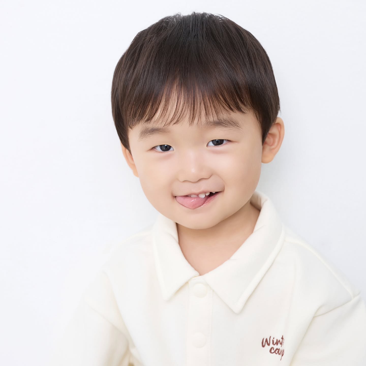 이번에 촬영한 수호 프로필😊

#28개월아기 #곧4살

2025년부터 다시 시작해보자!
작가님과 메이크업실장님 덕분에 예쁜 사진촬영했어요!! 넘넘 감사합니다^^ 또 뵙겠습니다♡

spinoff_kids
chloehan_makeup