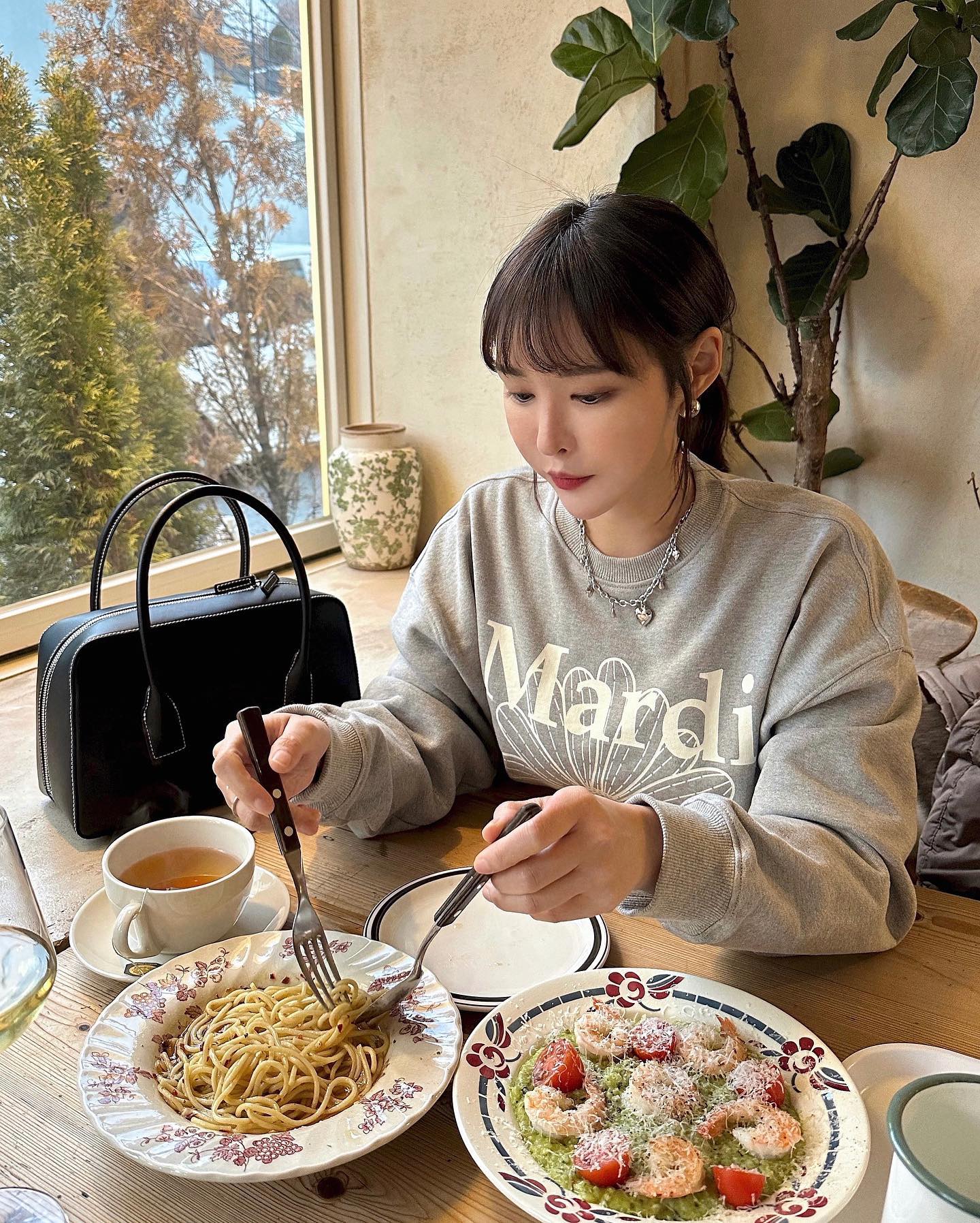 ⠀
#AD folnua_official
캐쥬얼함과 고급스러움을 겸비해 
휘뚜루마뚜루 들고 다니기 너무조아♡⃛
⠀
오늘부터 연휴시이작이닷
해피설 ღゝ◡╹)ノ♡
⠀
⠀
⠀
⠀
⠀