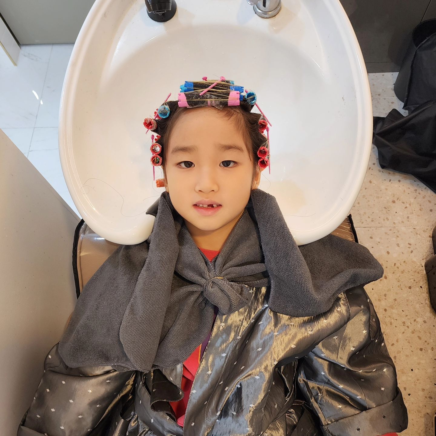 #둘째
뽀글뽀글 파마
마음에 드셨나요

햄버거랑 윙카
그리고 움파룸파

#하윤하음 #하음이날 #뽀글뽀글 #파마 #살롱엔 #맘스터치 #CGV #윙카 #움파룸파