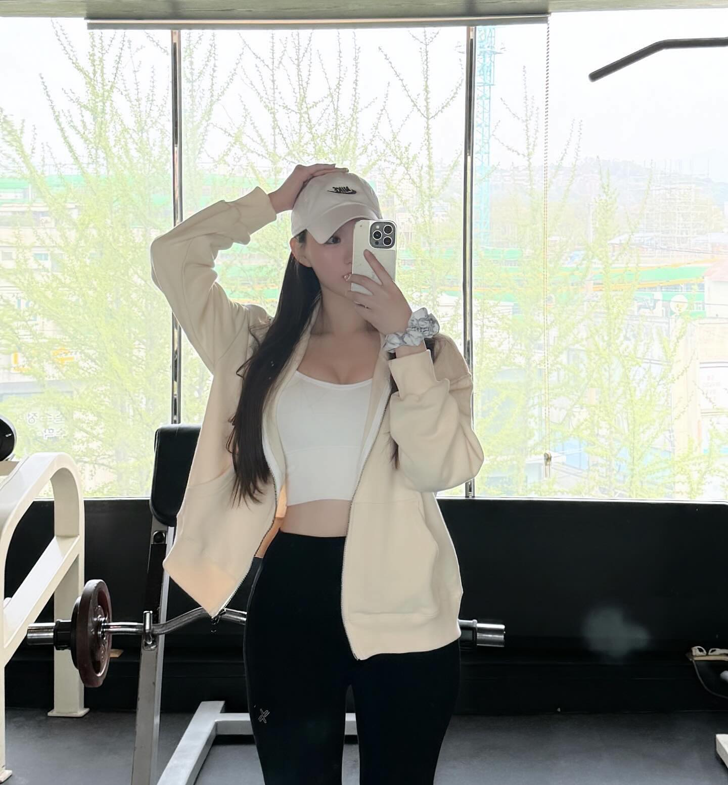 맘에 드는 트레이닝복은 사람을 운동 하게 해요 ☺️
mellurbane  #제품협찬

부들부들한 블랙 트레이닝복 세트로 데일리룩 완성
아이보리색 가벼운 집업으로 헬스룩 완성

#오운완#운동#헬스#트레이닝복#트레이닝세트#여자트레이닝복#헬스복#운동복#트레이닝복추천#집업#메러베인#mellurbane#운동복추천#패션#데일리룩#헬스룩#운동룩#오늘의코디#오늘의코디#여자코디#여자봄패션#봄코디#필라테스#요가#요가복