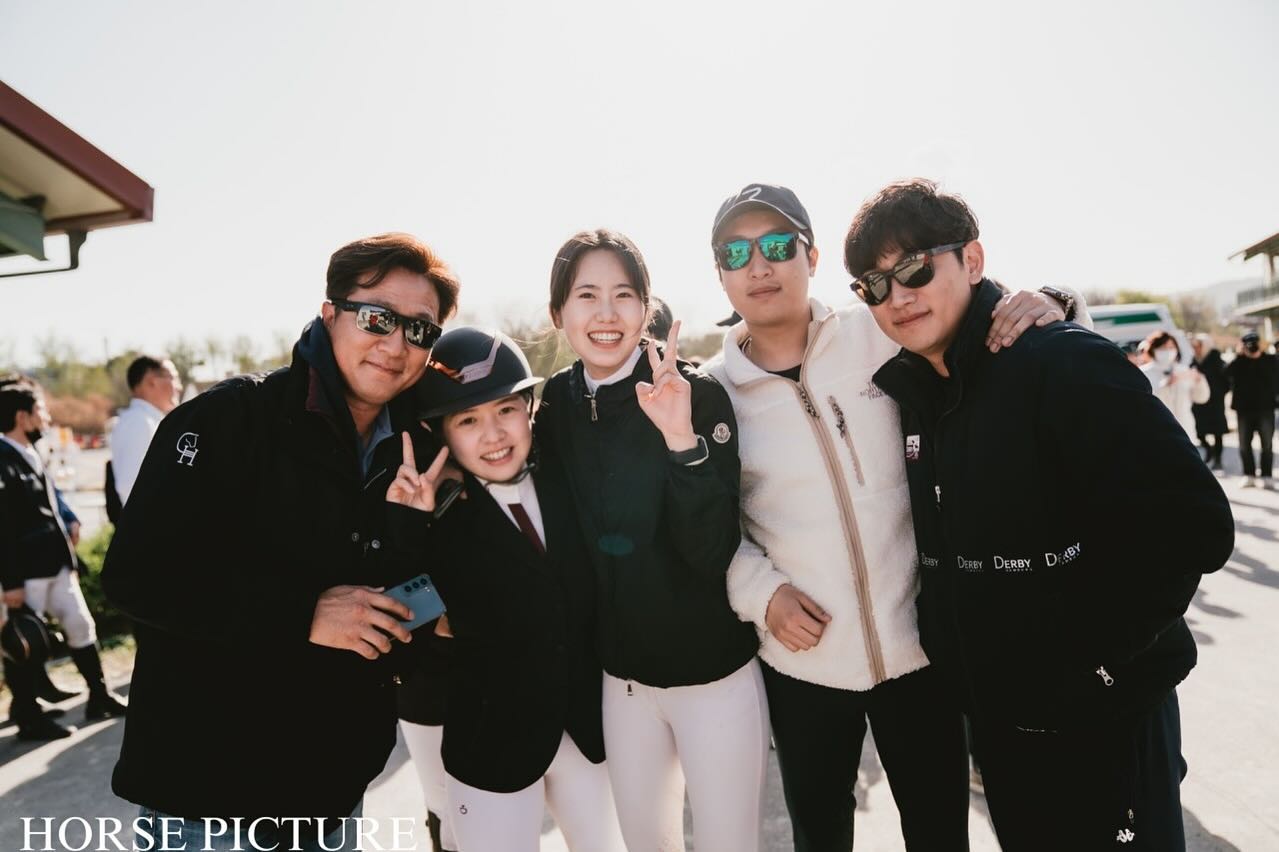 🍀2023년🍀

같이 운동하고 시합나가는 언니오빠들이 생겨서 정말 즐거웠고, 힘이 됐었습니닷😊
회사 다니느라 5월부터는 평일에 제대로 못나갔었는데 다들 제트 잘 챙겨주셔서 너무 감사해요🥲🥲❤️
같이 운동하면서 너무 재미있었고 많이 배웠던 것 같아요
한 해 동안 모두 고생 많으셨고 새해 복 많이받으세요.,,!
시크릿주주 화이팅..,,!!🥰🤩🎉

시크릿주주의 수장 주감독님
밝은 분위기로 팀 이끌어주시고 여러가지 진심어린 조언과 도움주셔서 감사합니다!
감독님 덕분에 제트랑 현재 컨디션까지 발전할 수 있었습니다 늘 감사합니다☺️
24년도 잘부탁드립니다 새해 복 많이받으세요!🙇‍♀️