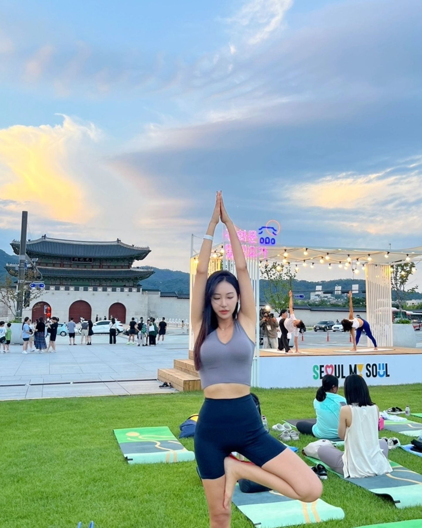 힐링이 필요할땐 역시 광화문 달빛요가! 🌛 (+곱쏘♥️)

- ootd : conchwear 
- yoga : letsyoga.official 
- ambassador : americayoga_official