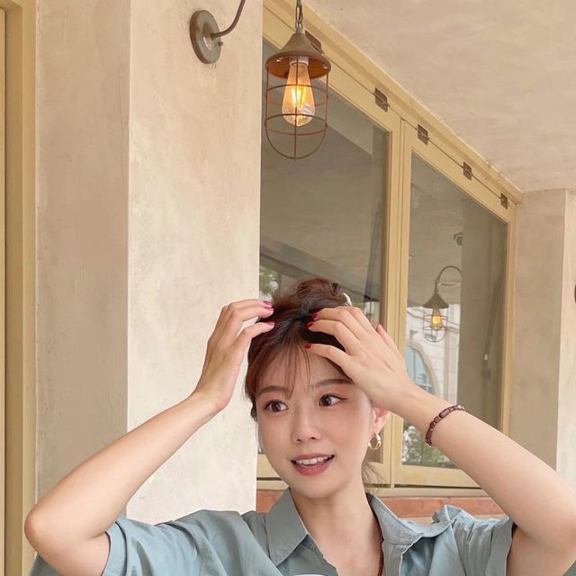 지이🤍 on Instagram: "#협찬 @1rony9orno_official 아이러니포르노 나일론 반팔셔츠와 (86-IRO285) + 와이드밴딩팬츠 (86-IRO284) 셋업 💜 나일론 100% 소재로 통기성과 가벼운 중량감으로 한 여름에도 편안