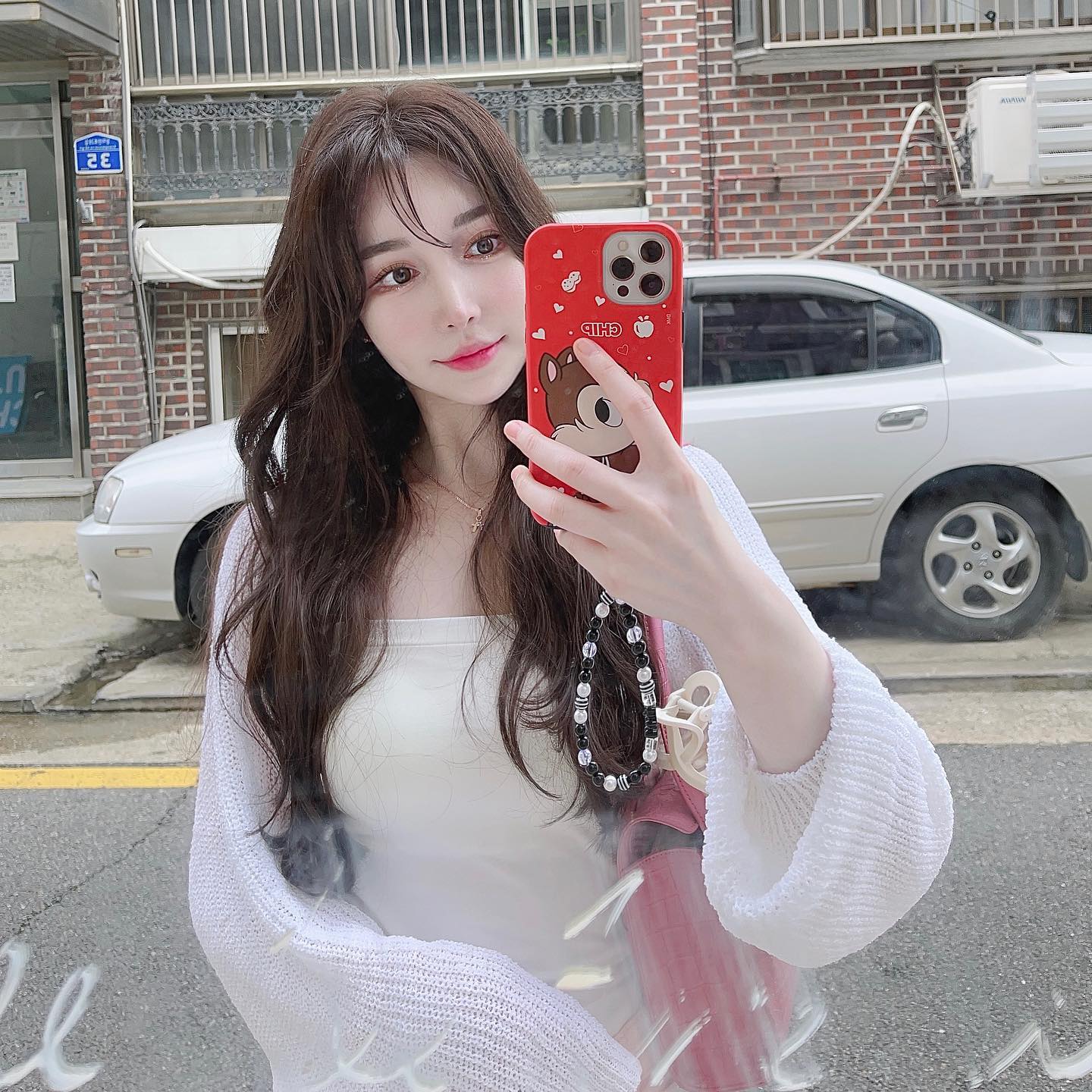 기분전환 겸 머리 염색하면서
엉덩이까지 오던 머리카락두 확 잘라내버렸당
무겁던 머리가 넘 가벼워져써 🥴