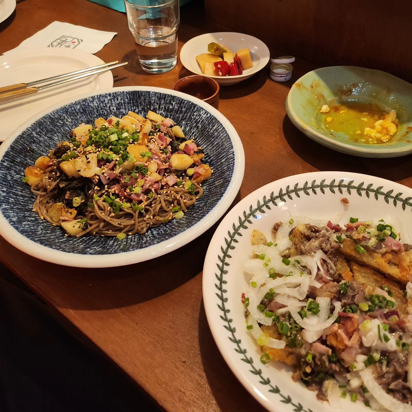 #동녘 

마늘막국수에 이끌려서 들어간 맛집 
음식과 어울리는 전통주를 초이스 할 수 있도록 시음할수있게 해주셔따
처음 마셔보는 오메기술 진짜 맛도링!!🍶
막국수 넘 맛나요 감자전도 완전 바삭! 🥔🧄
매월 추첨해서 전통주 준다는데 당첨되서 또 가고 싶당ㅎㅎ