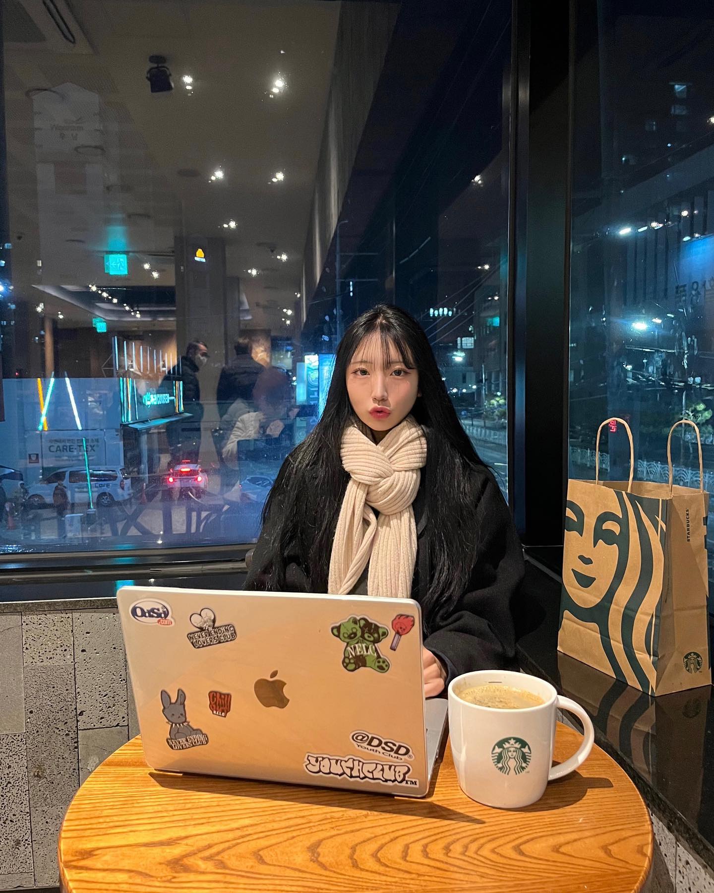 연말 분위기 낭낭,,

.
.
.
.
.
#연말 #연말룩 #코트 ##코트코디 #스타벅스 #스벅 #카페 #패션계정맞팔