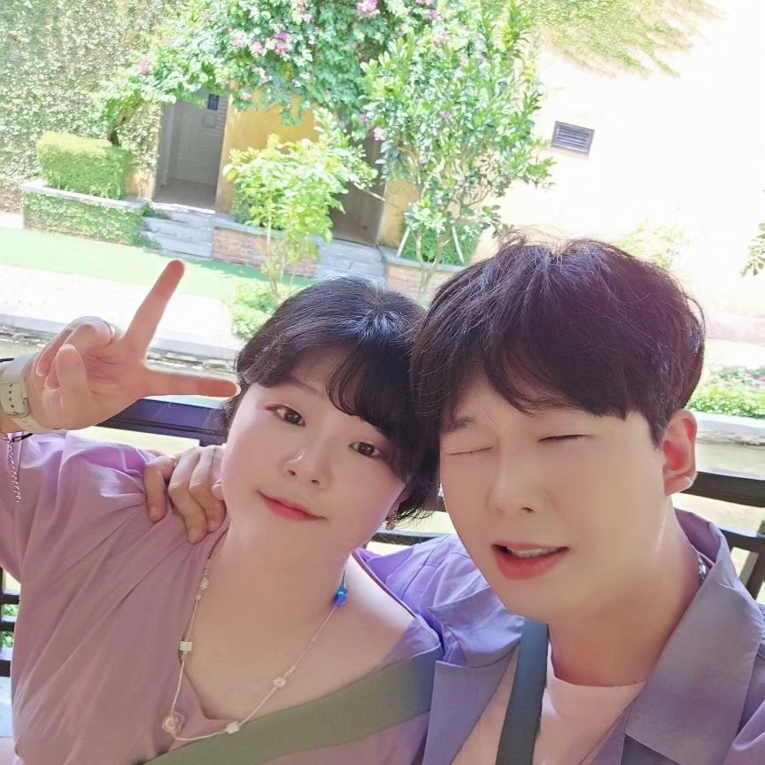 안녕하세요 바니덕커플 입니다.
저희도 벌써 1주년을 기념하고 기념여행으로 다낭에 다녀왔습니다.
시간이 흐르고 저희 나이도 나이인지라
결혼 이야기가 오고 가면서 생활패턴과 상황들이 규칙적으로 유지하기 어려워 졌습니다.

그동안 이사,결혼,직장 등에 관한 많은 고민과 계획이 따로 필요 했어서 오랜기간 인스타그램 피드를 올리지 못했습니다.

준비 중이던 이벤트는 일정이 늦게 미루어 졌고 아직 저희가 안정적인 결혼준비를 할 수 있을 때까지는 공백의 시간이 필요함을 깨닳았습니다.

새롭고 알찬 정보와 프레임을 가지고
빠르면 10월중순에서 올해 11월 초순사이에 다시 돌아오겠습니다.

그때까지는 스토리로만 소식을 전할 수 있을 것 같습니다.

소식기다려 주시고 스토리로소통해주신 모든 분들 감사합니다 우리 가을에 보아요💜
