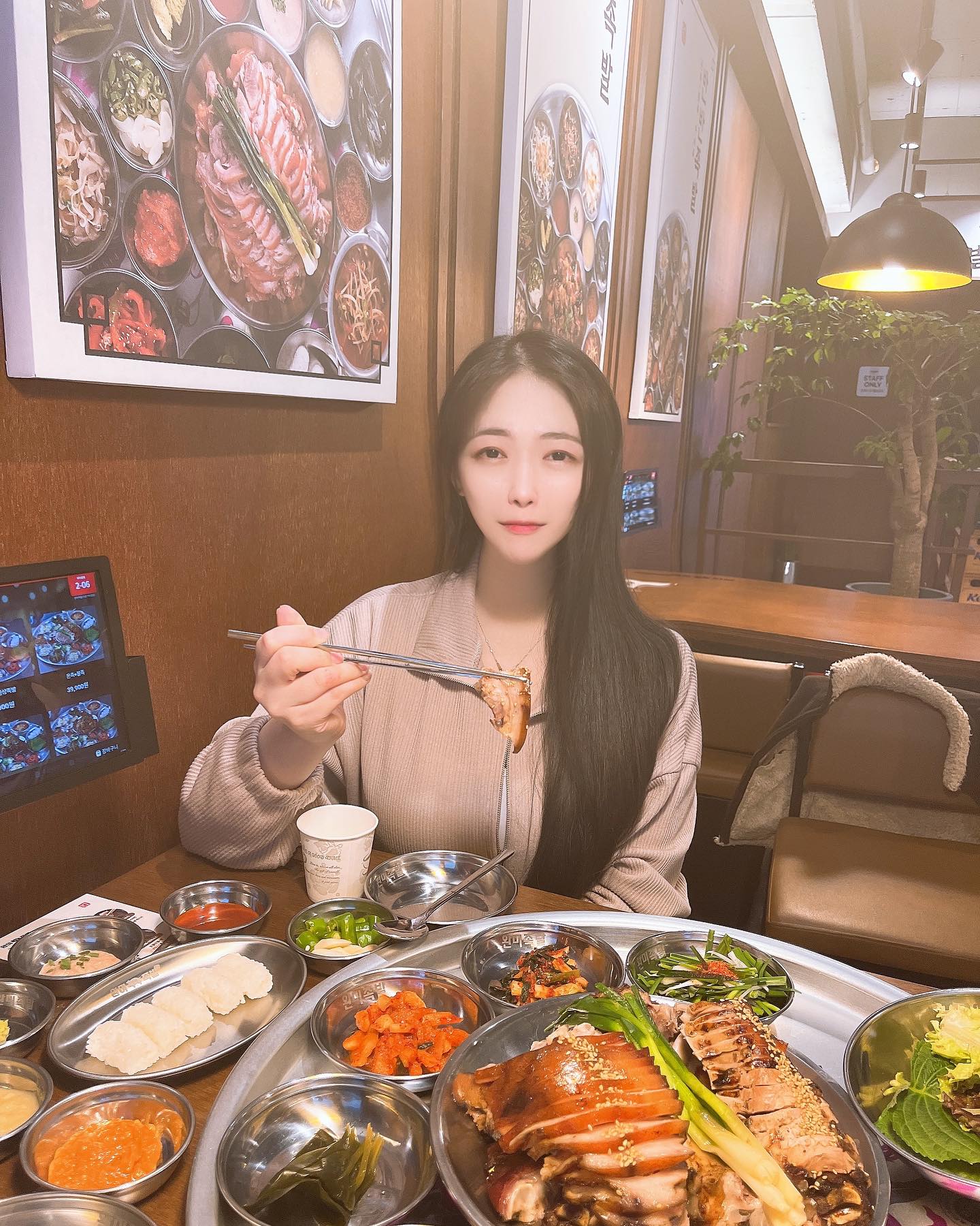 #완미족발 #협찬 
#대부도여행 #1일차 #두번째코스 

1박2일로 놀러온 대부도 저녁은 완미족발에서 먹었어요☺️
먹다가 배불러서 일부 포장해갔네용ㅋㅋ!!
상다리 부러질꺼 같은 남도식 한상 족발😋💕
진짜 너무 푸짐하게 반찬도 다양하게 잘나오드라구요~
보통 배달 위주로 하시는거 같은데 
2층홀도 있어서 소규모 손님위주로 있으셨어용!
맛도 쫄깃쫄깃 맛있!!

#대부도 #거북섬족발 #거북섬보쌈 #거북섬맛집 #정왕동족발 #정왕동맛집 #정왕동보쌈 #셀스카그램 #셀피 #크리에이터 #패션디자이너 #모델 #블로거 #오오티디 #좋반 #선팔 #일상 #좋반 #팔로우 #팔로워 #팔로잉 #반사 #맞팔 #좋아요 #소통 #flowers