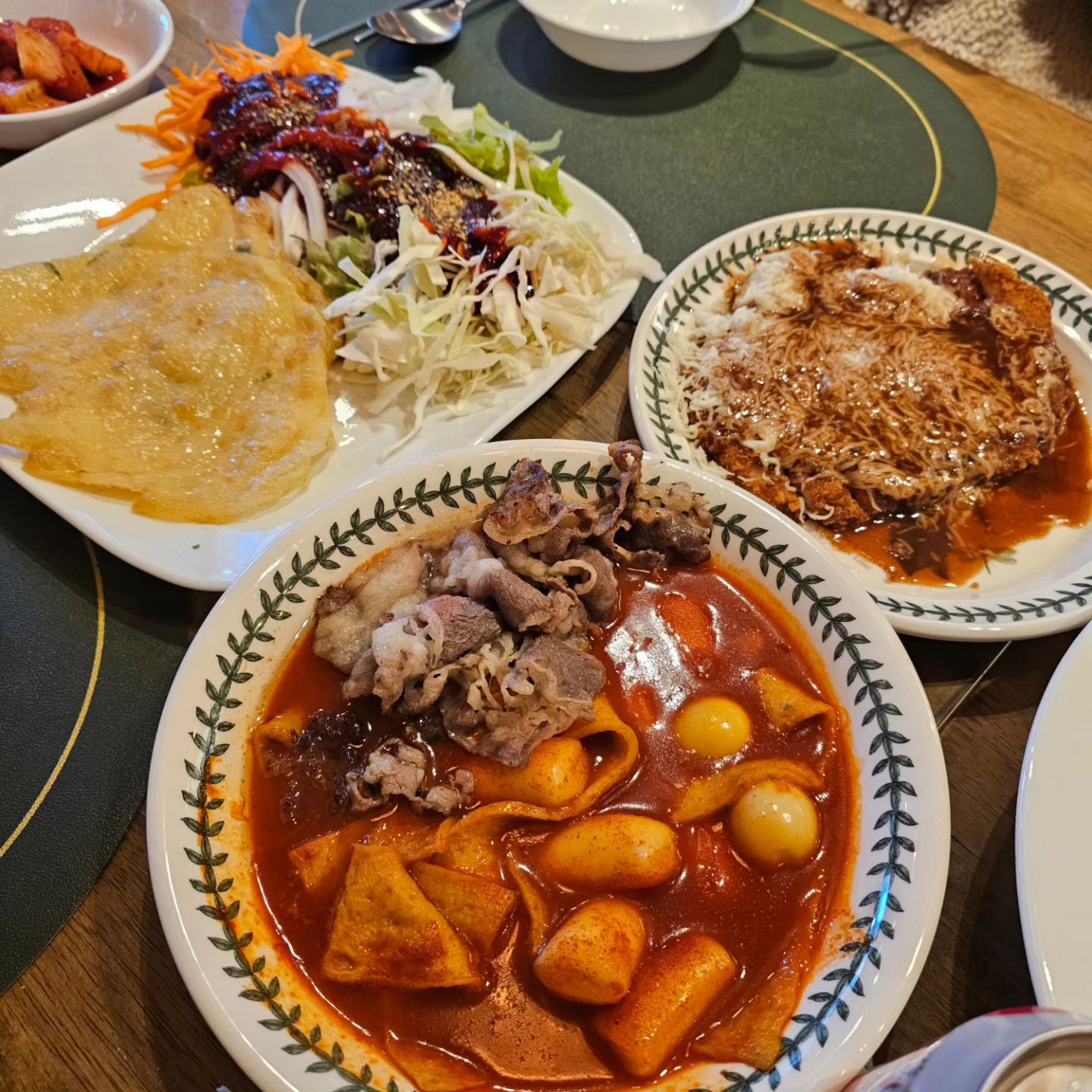 오랜만에 대회하러 다녀온 울산에서
친구들하고 맛있게 먹고온 폴양분식!
가격도 좋고 맛도있고 울산오면
가볍게 먹을 수있는곳이라 추천해요

#폴양분식 #돈까스 #비빔만두 #쫄면 #삼산동맛집 #달동맛집 #울산대맛집