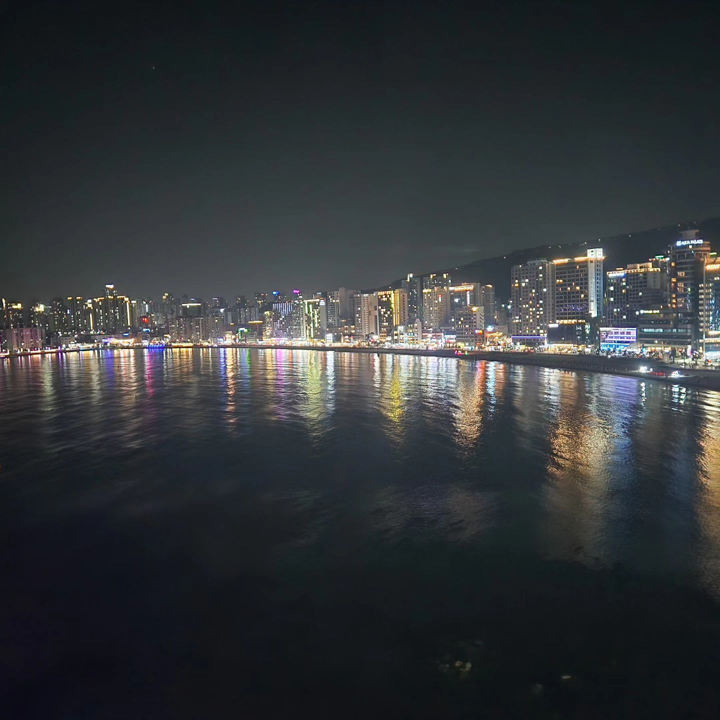 #잠이안온다 오늘 새벽 다섯시 반에 일어났는데.. 피곤한데.. 
오후에 #커피한잔 #오늘잠은다잤다 #남편은쿨쿨
#화이트데이 저녁먹으면서 뭐 없냐니까 #카톡송금 🤦‍♀️
#낭만 은 이걸로 채운다... #야경 #광안리 #밤바다
#오션뷰 오래 보면 우울해진다던데 #글쎄 #난좋아