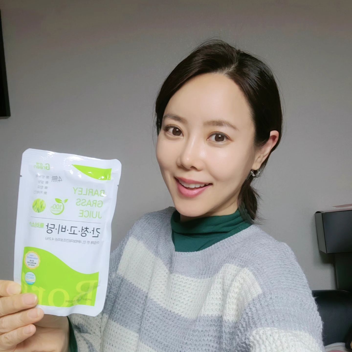 #협찬
요즘 몸이 여기저기 적신호가 많네요~
나이가 나이인 만큼 건강을 챙겨야 하는데요...
저는 고혈압이랑 당뇨 가족력이 있어서 더 신경을 써야해요.
새싹보리 좋은건 익히 알고 있어서 분말타입 먹었었는데...
분말타입은 먹기가 좀 불편하긴 하더라구요~^^;
.
간청고비당은 음료처럼 마시면 되니까 간편하고~
쓰지도 않고, 많이 달지않아서 물처럼 마셔도 뒷맛이 텁텁하지 않고 개운해서 너무 좋아요!!^^
파우치에 챙겨다니면서 매일 마시는 "간.청.고.비.당"
건강식품은 먹기 편한게 제일인것 같아요^^♡
.
무농약 원물로 만들어서 믿을수 있는 진한 발효액^^
무방부제, 무카페인, 무향료, 무설탕...
몸에 안좋은건 넣지도 않았어요!!
.
지금 원뿔원, 투뿔투, 셋뿔셋 이벤트도 진행중이니까
저도 좀 더 쟁여야겠어요!!^^
.
1박스(30포)+1박스(30포) = 295,000
2박스(30포)+2박스(30포) = 547,000
3박스(30포)+3박스(30포) = 756,000
*주문,문의: 02-588-7737, 010-8639-5141
*판매처: (주)제이제이바이오
*구매링크: https://naver.me/GhEpOVo4
.
#간청고비당 #건강지킴이 #건강선물
#혈액순환도움 #성인병질환예방
#제이제이바이오 #새싹보리 #새싹보리발효음료 #무방부제 #무설탕 #무향료 #무카페인 #다이어트도움