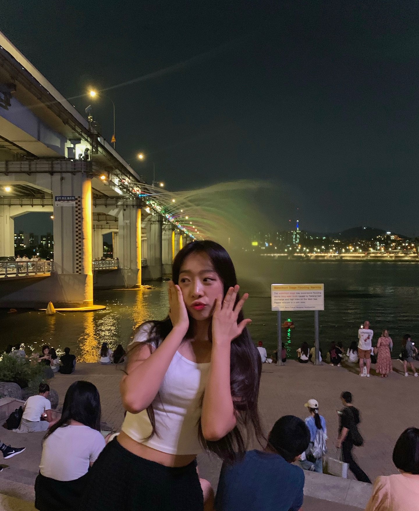 서울야경투어 번개 드라이브 다녀오기“ 🌟
잠수교 달빛 무지개분수보고 🌈🌊 
남산타워 한바퀴 돌고 🗼
청계천 발담그고 앉아서 간식주워먹기🍫🍪✨
(응봉산 팔각정도 진짜 좋은디,, 다가기엔 무리였ㄷr,,//)
주차비만 초콤,, 들고 야경투어 짱짱☁️
.
.
.
#서울야경#서울나들이#서울야경명소#잠수교#청계천