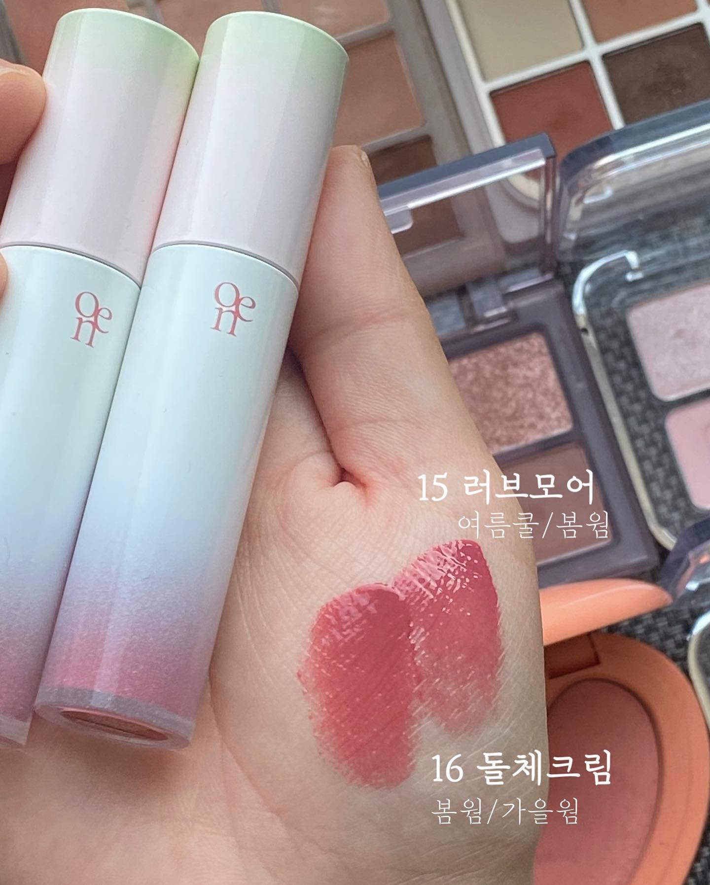 #광고 oenir_official 
차분하고 무드있는 컬러 너-무 좋네🩷 

유튜버 희주님께서 함께한 #오에니르 광택립🫶🏻
누드 베이지 컬렉션 런칭으로 요 2컬러 추가되었다고 해요!

올영 품절대란 1위 듀잇틴트라고 하는데
그 이유 알겠다 알겠서....🔥

투명한 느낌의 오일광이 고르게 올라오고
착색도 예쁘게 돼서 컬러+광 지속력이 좋아요⭐️

전체적으로 살짝 누디한 느낌의 컬러라서 
모든 룩에 다 잘 어울리고 은은하게 생기를 넣어주는 템이라
잘 사용하구 있답니댜🩷 

#oenir #됴잇티트 #요정틴트 #글로우틴트 #페어리립