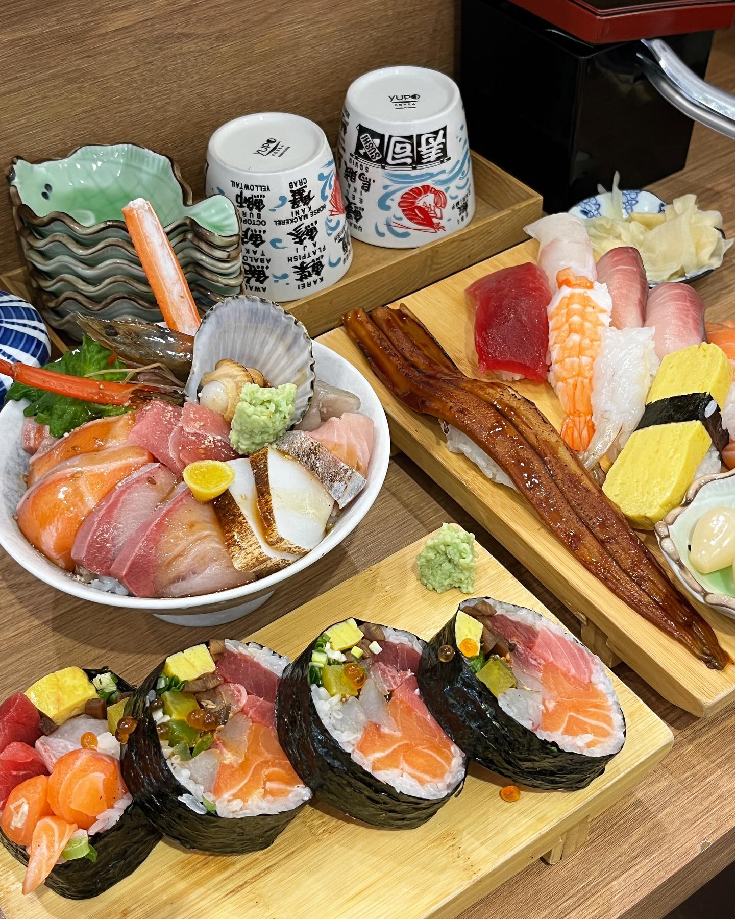 #협찬 🍣 오초오늘의초밥
🕐 11:30 - 21:00 (화 휴무)

광교맛집 하면 떠오르는, 오초오늘의초밥.

친구가 입이 닳도록 추천해줬던 후토마끼 맛집이라, 계속 궁금했었는데 드디어 방문해보았습니당. 찐 단골의 추천은 역시 ! 제가 본 후토마끼 중에 회가 가장 푸짐하게 들어있었어요 😎 카이센동도 그렇구 재료를 1도 아끼지 않으시는 것 같은 푸짐함 ,,,

🏷 카이센동 18.0
🏷 오늘의초밥 17.0
🏷 후토마끼 반줄 14.0
🏷 제이타쿠동 17.0 NEW !

카이센동에는 각종 생선은 물론, 간장새우장, 관자, 게다리까지 해산물이 정말 푸짐하게 올라가있었어요. 카이센동 맛집으로 유명한 이유를 알 것 같았던 !

제이타쿠동은 신메뉴라 사장님께서 한번 맛볼 수 있게 챙겨주셨는데요 ! 한입 먹구 완전 반해버렸어요. 당일의 신선한 재료 14종 이상이 담뿍 들어간 카이센동과는 또 다른 매력의 메뉴였어요. 고소한 알이 종류별로 푸짐하게 올라와있어서 비주얼도 너무 예쁘고 맛도 조화로웠던 최고의 메뉴였어요. 생소한 이름이지만 맛은 절대 생소하지 않았던 ! 

📍 수원시 영통구 광교중앙로 266번길 30
☎ 0507-1364-9467
📌 주차/포장 가능

#광교맛집 #초밥맛집 #카이센동 #수원맛집 #카이센동맛집 #오초 #오늘의초밥 #광교법조타운맛집 #광교일식 #광교초밥맛집