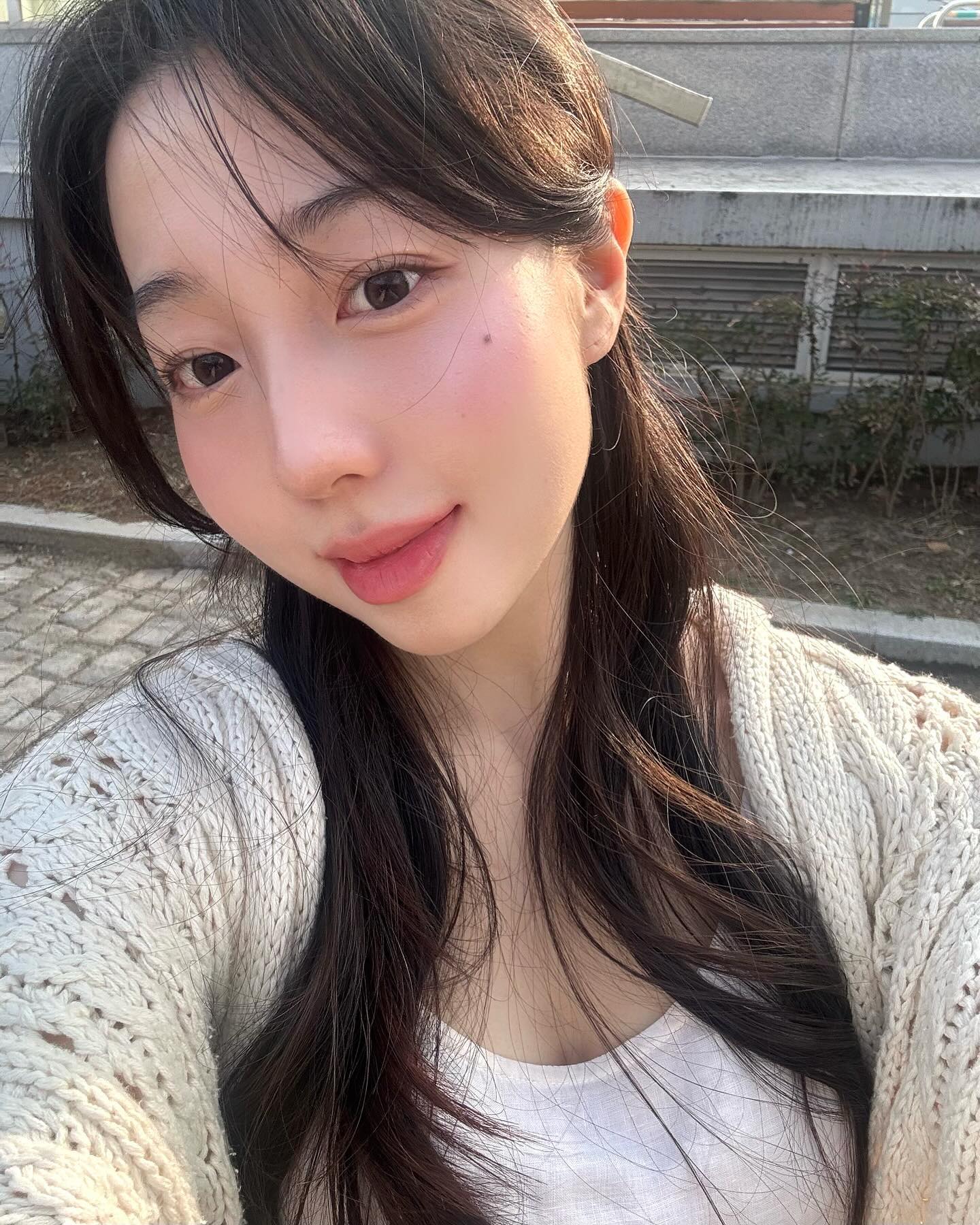 #제품제공 

저는 아직 렌즈초보인데요...🥹 #렌즈베리 의 #스윗피 는 자연스러운데 뭔가 영롱하고 촉촉한✨ 눈빛을 만들어주는 것 같아요! 제가 착용한 브라운컬러는 지금 날씨에 잘 어울리는 청순하고 투명한 느낌이었어요🫧
