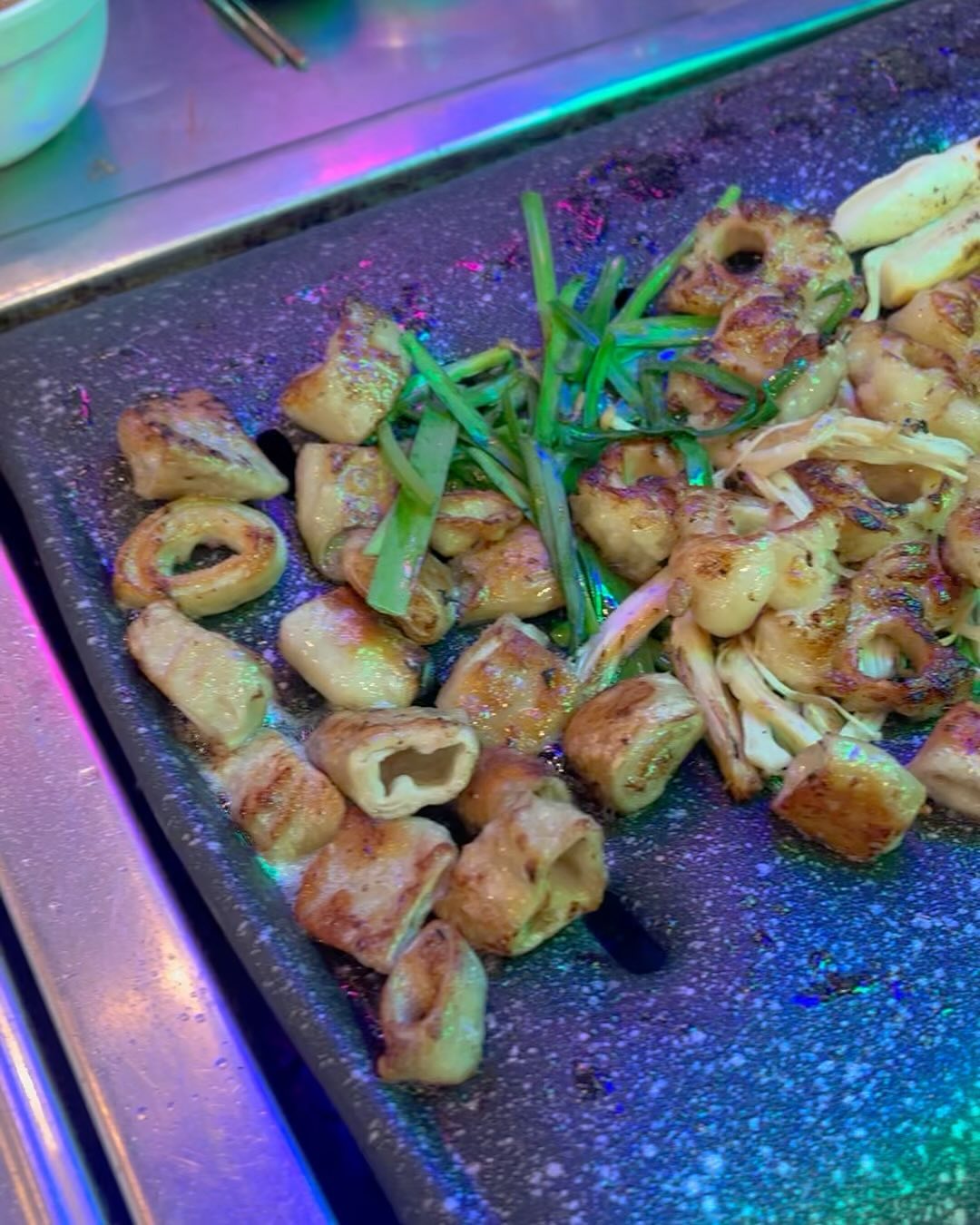 #민푸드_강남📍 #강남더막창스 
강남에서 대구막창이 이 가격 실화🌟?!
20년동안 변하지✔️않는 이 맛을 유지하는 #더막창스강남점
 (👏🏻박수 나오는 비주얼,,) themakchang_gangnam 

대구막창보다 맛있구 초벌해서 나와서 그런지,,!
기본에 충실한 진짜 막창은 오랜만에 먹어봐요☺️ #식객남녀맛집 
깔끔하게 손질해서 잡내없이 노릇노릇 구운 막창 그대로에요 ~!!
둘이 와서 3인분 먹었네요 (yes,,돼지)🙆🏻‍♀️너무너무 고소하고 
곱이 팡팡 터져요! 왜 강남역에서 20년 가까이 자리 지키고 있는지 
한 입! 딱 먹어보묜 알 것 같은 찐맛집🧡
게다가 직접!! 구워주셔서 넘 편했구,,🤣 (배달도 가능하대욜)
김치찌개에 공깃밥 2개는 필수로 꼭! 시키세요~! 
(🥺정신 못차리고 흡입함;;) 가격도 착하고 맛있는 막창집 인정✨

▫️대구막창 [13,000원]
▫️대창 [18,000원]
▫️ 신분당 신논현역 7번 출구에서 337m미터 (더 막창스)

#협찬 #강남역맛집 #강남맛집 #강남곱창 #강남곱창맛집 #더막창스 #강남막창 #강남역막창 #훈제막창 #강남역술집 #강남역곱창 #강남역곱창맛집 #강남데이트 #강남고기집 #강남역대창 #먹스타그램
