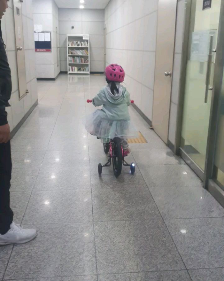 날도 따뜻해졌고 
몇 달 전부터 고민한 울 애기 자전거 선물 💓
너무 이른거 아닐까 싶어서
주변 둘째 어머니들에게 물어보니
다리 힘 부족해서 아직 무리일꺼라 했지만
바닥만 평평하면 생각보다 잘 한다 ㅋㅋㅋ

#마이크로자전거 #마이크로 #첫네발자전거