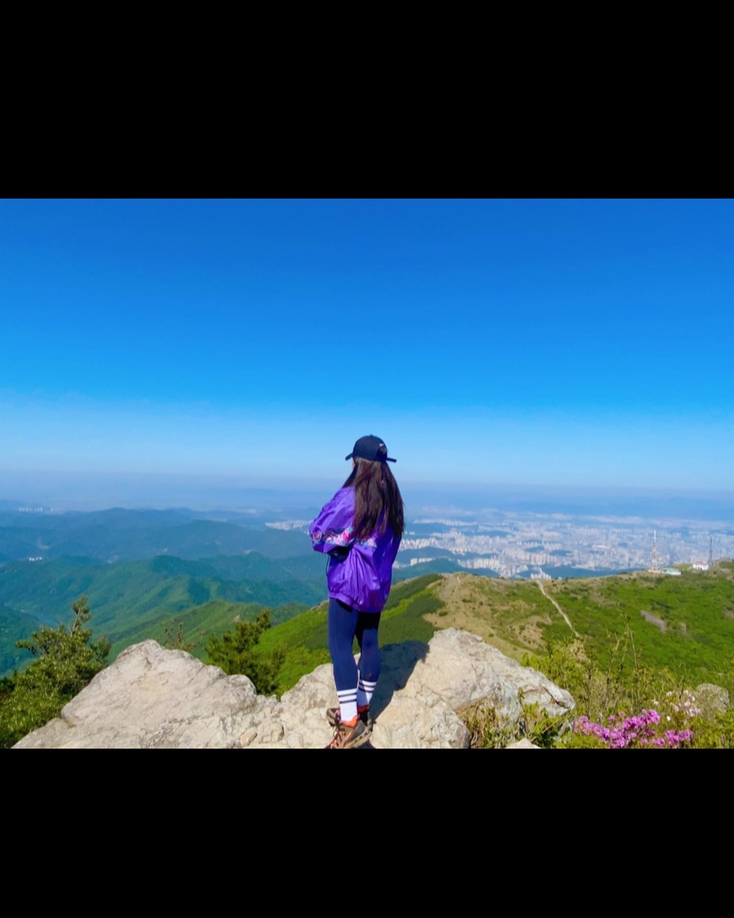 #첫줄 #완등 #230509

.
이제는 더워서 산에 못가니까
날씨가 좋았고 #:)
정상에서 
아저씨가 사진 찍어주셨다ㅎ
(넘 잘나왔닿😊)
.
.
.
.
#instagram #instadaily #instalike #mountains #완등4시간 #fff
#광주 #혼산 #산 #⛰ #북구 #97 #무등산 #완등 #무등산국립공원 #또가고싶다 #97 #ootd