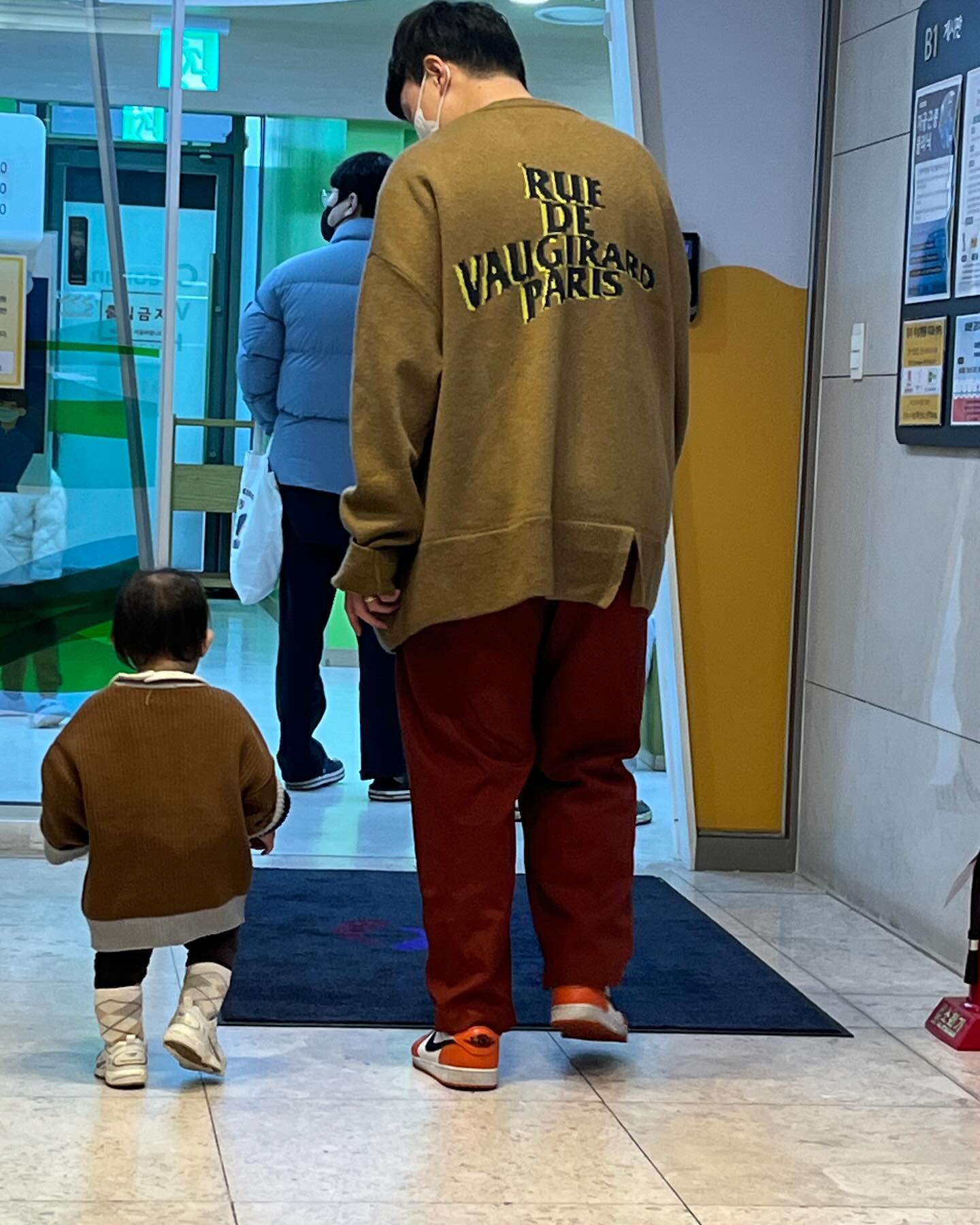 #404일아기 

뒷모습 똑닮 부녀사이🤭

주말에두 삐뽀삐뽀 병원 접수! 
이제 콧물도 역대급으고 괜찮고 , 중이염도 2단계!!
우리 아푸지 않게 화이팅하자👊