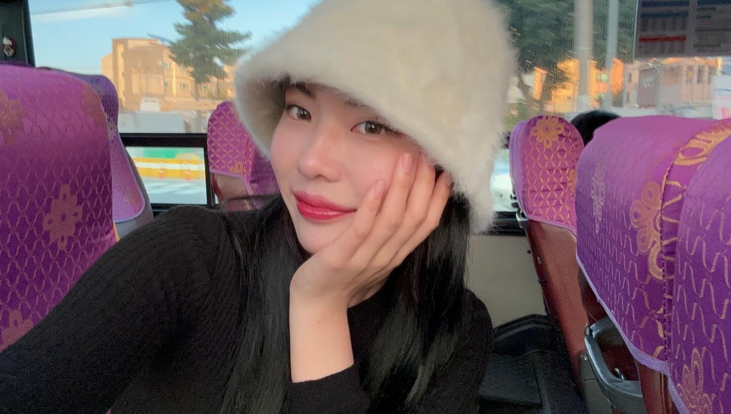 #제품협찬 ✨ 눈동자가 남들에 비해 찐해서 브라운 렌즈를 착용해도 티가 안났는데,, 루시르 시그널파인은 선명한 골드 컬러로 발색력이 좋아서 검은 눈동자에도 자연스럽고 화려하게 어울림 💛다들 이성경렌즈 찾으신다면 여기가 맛집임

#미문도 #minundo #미문도렌즈 #윙크 #윙크앱 #winc #루시르 #시그널파인 #렌즈추천 #렌즈맛집