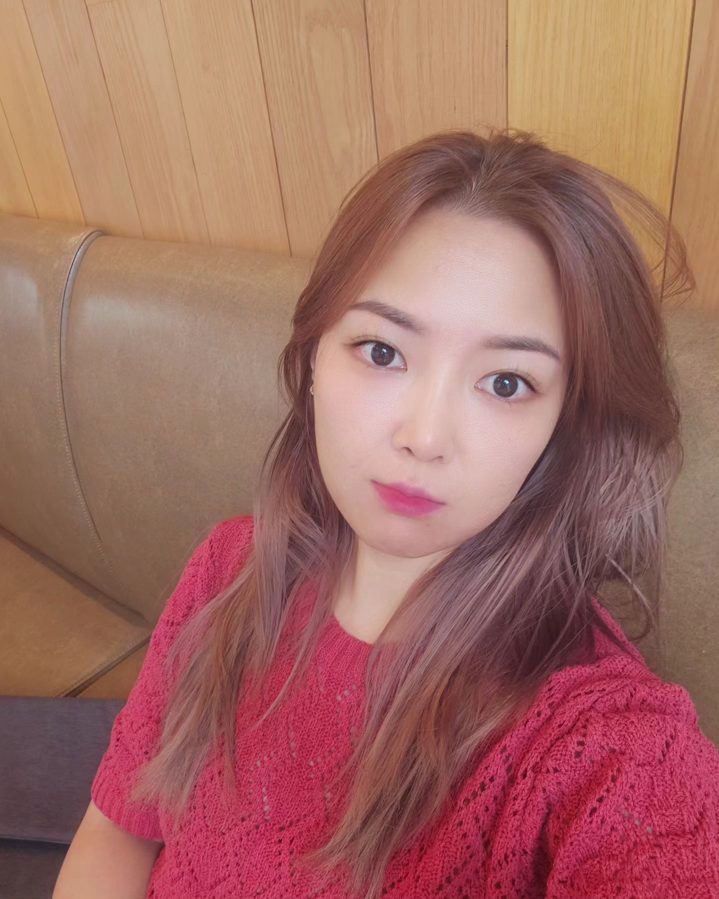 졸린 눈 겨우 뜬 나😵‍💫

대충 씻구 키보드랑 아이패드 챙겨서
엄마 병원 픽업해주고 스벅에서 카공하다
집중안되서 셀카찍고 놀았다

근데 찍고보니 앞머리 없는거 나쁘지 않아서
자를까 말까 오늘도 고민쓰...

엄마는 자르지 마라는디
그럼 늙어보이자나...😔

#앞머리고민 #자를까말까 #청라스타벅스 #엄마픽업
#카공 #스터디 #셀스타 #셀피 #셀카
태그를 피드에 쓰려니 여간 쑥쓰러운게 아니네