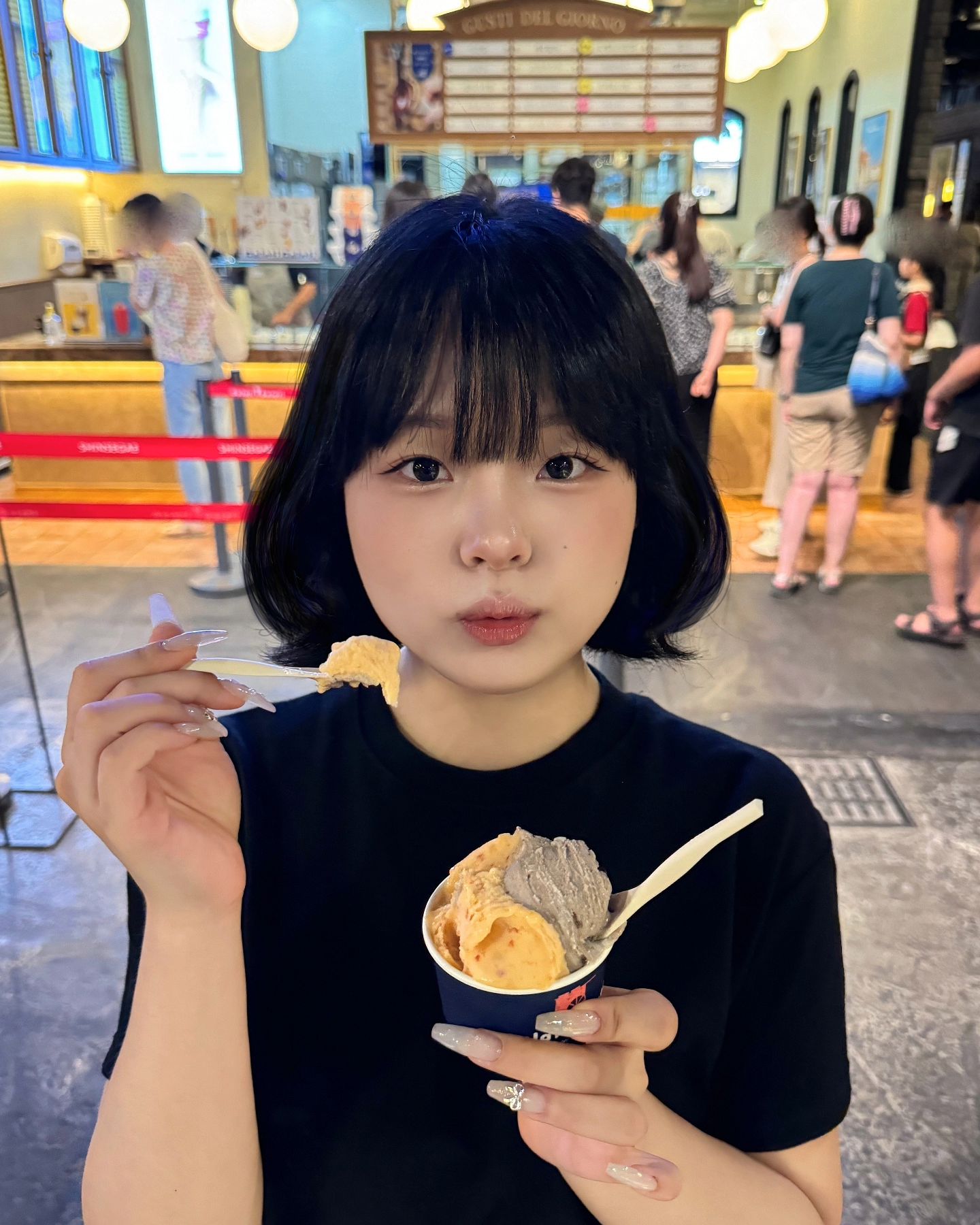 한입 할래?😛🍧🍨

#대구 #동성로 #대구맛집 #신세계 #대구가볼만한곳 #카페스타그램 #카페 #데이트 #데이트코스 #데이트룩 #럽스타그램 #미니멀룩 #셀스타그램 #릴스 #협찬