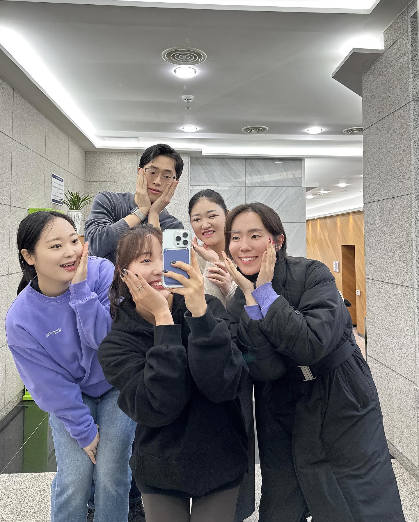본사 트레이닝 sts🩵

순천에서 올라온 지연코치님과
함께 배우고 열공하고 ㅎㅎ
알찬 미팅 들었어요😉

만나기만 하면 너무 좋은
울 코치님덜💖
시간순삭 ㅎㅎㅎ

#포레버영 #거울셀카 #화이팅 
#감기조심 #ㅎㅎㅎ