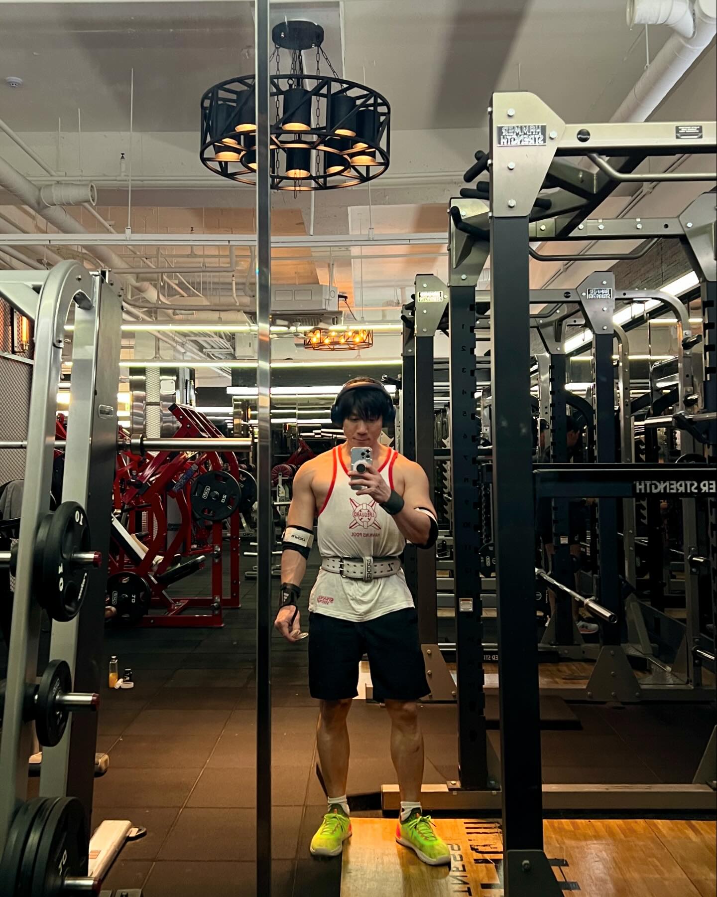 ⠀
2024-04-30 바디캘린더 771번째 운동 일지

✅ 𝑠ℎ𝑜𝑢𝑙𝑑𝑒𝑟 𝑑𝑎𝑦 
1️⃣ 시티드 숄더프레스 발 위치를 앞으로 빼고 발바닥에 힘줘서 진행
2️⃣ 덤벨 사레레 우형재님꺼 적용 중 아주 잘 먹음
3️⃣ 캡틴스 체어 레그 레이즈 간만에 진행

112분 31세트 9.8톤

사이드 레터럴 레이즈: 머신
웜업 25kg 15회
웜업 32kg 12회
1세트 39kg 10회
2세트 46kg 8회
드랍 32kg 8회
3세트 46kg 8회
드랍 32kg 8회
4세트 46kg 8회
드랍 32kg 6회
5세트 46kg 8회
드랍 25kg 10회

숄더 프레스: 앉아서, 바벨
웜업 20kg 10회
1세트 40kg 8회
2세트 60kg 5회
실패 65kg 2/5회
실패 65kg 4/5회
실패 65kg 4/5회
6세트 60kg 5회
드랍 20kg 10회

숄더 프레스: OVERHEAD PRESS (CYBEX)
웜업 40kg 10회
1세트 80kg 8회
2세트 110kg 5회
3세트 115kg 4회
4세트 120kg 3회
5세트 120kg 4회
6세트 120kg 4회
7세트 60kg 10회

사이드 레터럴 레이즈: 덤벨
웜업 7kg 15회
1세트 17kg 8회
드랍 7kg 10회
2세트 17kg 10회
드랍 7kg 10회
3세트 17kg 10회
드랍 7kg 10회
4세트 17kg 10회
드랍 7kg 10회
5세트 17kg 10회
드랍 7kg 10회

백 플라이: 머신
1세트 54kg 10회
드랍 33kg 10회
2세트 68kg 6회
드랍 54kg 6회
드랍 33kg 8회
3세트 75kg 6회
드랍 54kg 6회
드랍 33kg 10회
4세트 75kg 8회
드랍 54kg 10회
드랍 33kg 10회

레그 레이즈: 캡틴스 체어
1세트 25회
2세트 30회
3세트 40회
4세트 40회