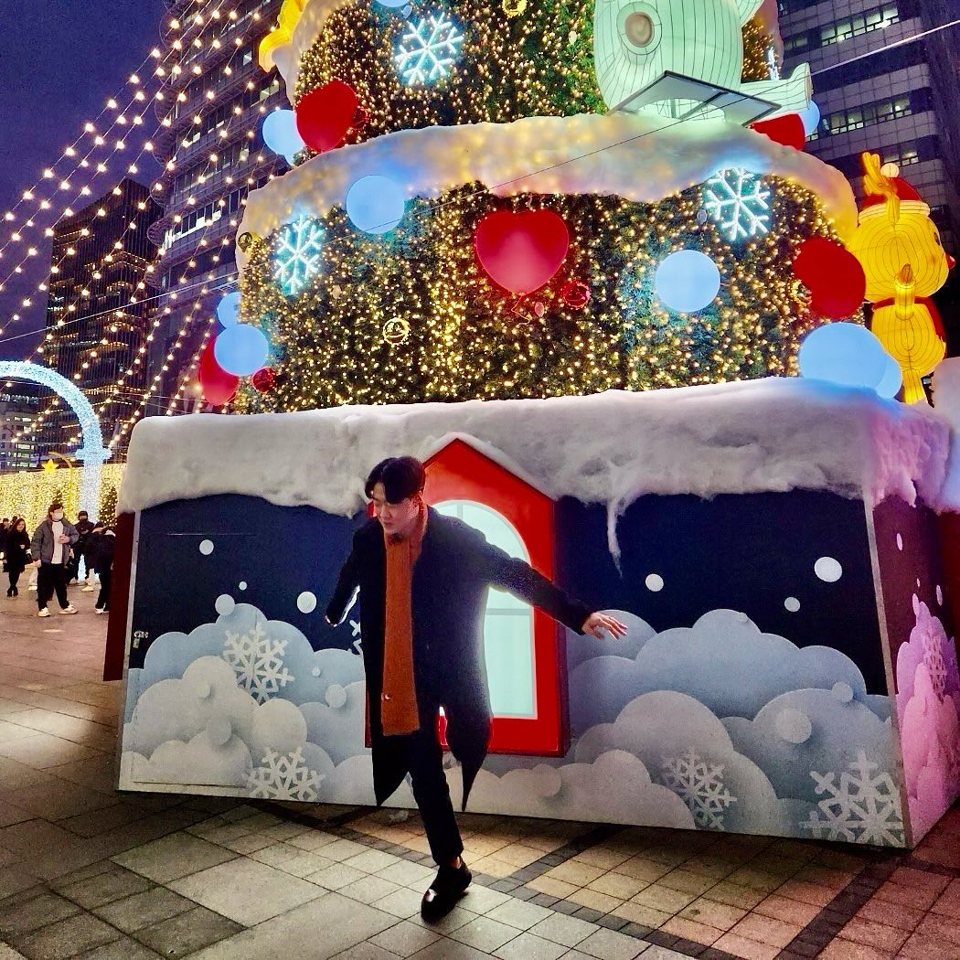 Escape to 23년 Chrismas , 24년 마중 준비~
광화문&청계천 #빛초롱축제 즐거운 관람~~ >,<

여친이 남자인 친구와 노는것을 질투해~
I’m not gay!!!

아우터: #무신사스탠다드 
목도리: #Uniqlo 
바지: #플랙
신발:#드로우핏

#20대남자패션 #쉬운코디 #남자패션 #fashion #ファッション #겨울패션 #코트 #목도리