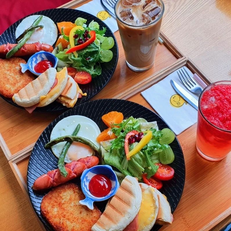 #커피아마마스 #선재도맛집

선재도 대표 브런치카페 아마마스에 다녀왔어용 😍👍

건강한 제철 신선식품과 사장님이 직접 만드신 특제소스가 만나서 이뤄진 특별한 샌드위치브런치가 짱맛!!! 🥪 

원두도 직접 로스팅하셔서 커피가 정말 고소하고 맛나요!! 브런치랑 같이 마시면 꿀꺽꿀꺽 넘어가용 ☕ 🎶 

분위기도 짱짱 예쁘고 편안하거니와 뭐든 맛나서 직접 맛보면 주기적으로 찾게 되는 선재도 찐맛집이랍니다 🥰❤
.
.
.
#선재도디저트카페 #선재도가볼만한곳 #선재도카페 #선재도브런치카체 #선재도샌드위치 #선재도카페추천 

#맞팔 #맞팔해요 #먹팔 #먹팔해요 #소통 #소통해요 #먹스타 #좋반 #좋아요반사 #좋아요반사테러 #먹팔맞팔 #선팔하면맞팔
