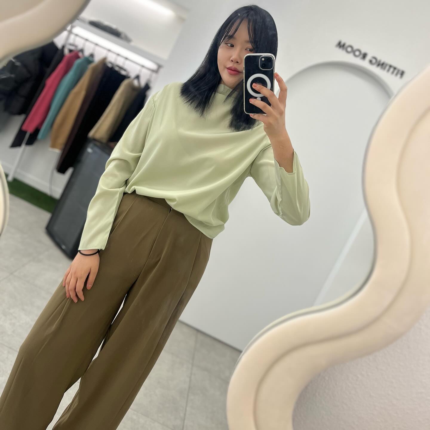 블라우스는 투컬러 핑크앤그린 
아웅 이뻐라!!! 미쳤어증말~