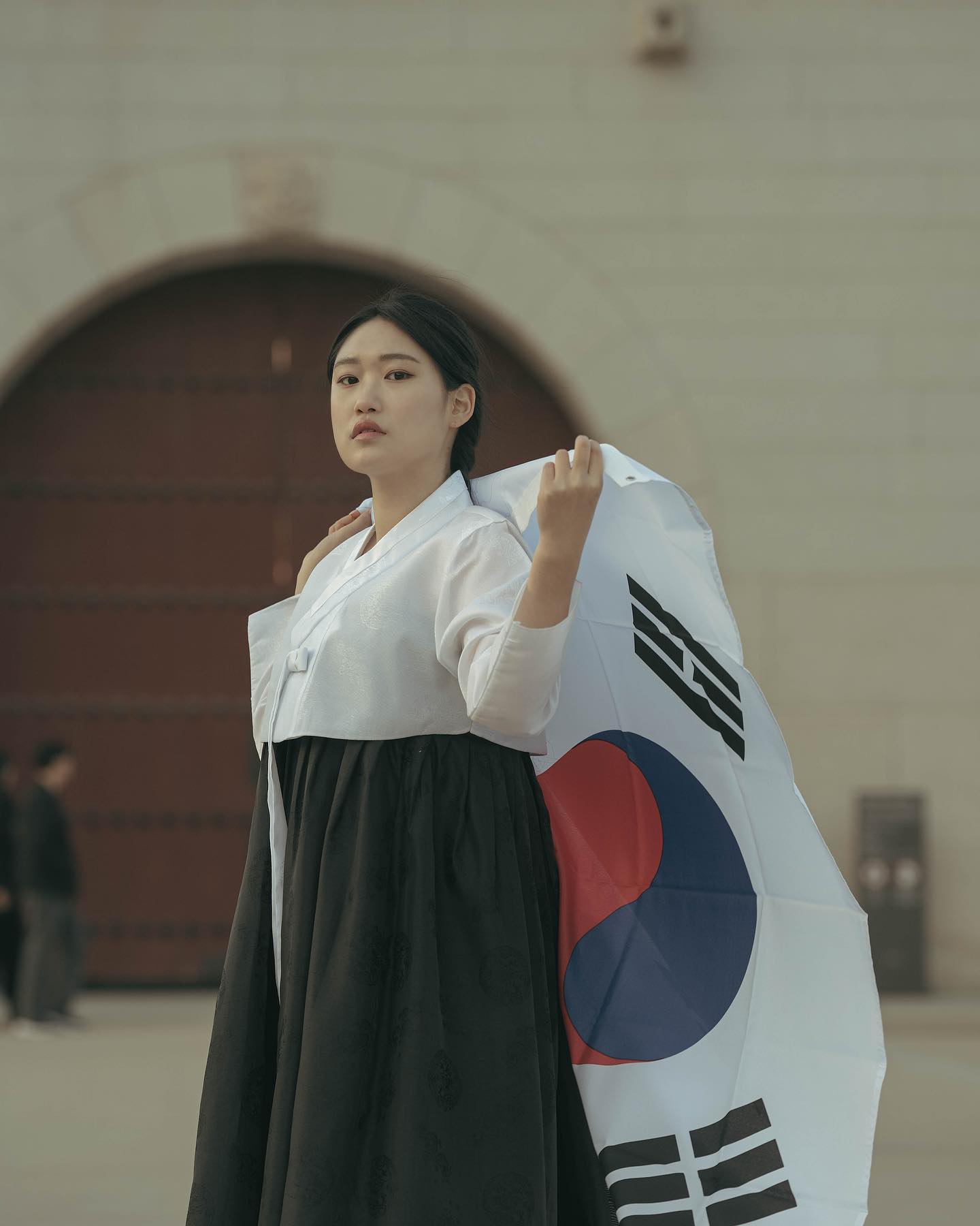 🇰🇷태극기를 제대로 처음들어본순간,
사진을 하나하나 돌이켜보니 많은 생각들을 하게된다.
사진이 주는 힘이 이런걸까.

하루하루 살아가는것이 때론 벅차기도 하고 힘들기도 하지만,
대한민국의 국민임에 감사하자.
지금 이 시대를 살아갈수있음에 감사합니다.

.
.
#삼일절 #삼일절스냅 #한복스냅 #독립운동 #경복궁 #대한독립만세 #전통한복 #한복모델 #태극기 #samiljeol #gyeongbokgung