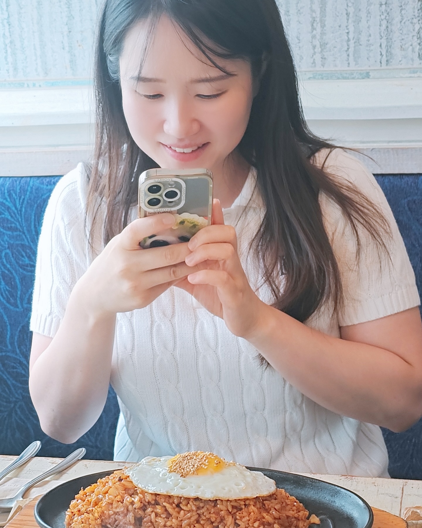 #7월결산 #20240731

6월에 이어서 7월에도 일 열심히 했도다리!
특별한 이벤트없이 너무나도 똑같은 일상을 보냈기에 감사한 일만 기록하기로!!!

-일 할 수 있었음에 감사하고
-무더운 여름 너무 덥지만 나의 사랑 복숭아랑 자두는 맛있어서 기분이 좋았고
-날 챙겨주는 주변 사람들 덕분에 마음이 따뜻해서 너무 좋았고, 나눌 수 있었음에 감사하다

-작년에 마지막에 봤을 때보다 올해 처음 본 나의 언니가 많이 나아진 것 같아서 감사했다. 아기가 된 것처럼 눈물도 많아지고 의사소통도 잘 되진 않았지만 그냥 감격스러웠던 7월의 마지막 주말.

작년엔 왜 하필 우리 언니일까. 왜 내 가족이 이런 일을 겪는걸까 원망도 해봤다가, 누구에게나 있을 수 있는 일이었음을 생각했다. 언니가 하늘 나라로 떠나가지 않아서 너무 다행이었고, 속도는 느리지만 회복하고 있음에 감사하다. 얼만큼 회복할 수 있을지는 알 수 없지만, 가족들이 잘 지킬테니 언니는 건강만 해줬으면 좋겠다.

#쏭스타그램 #7월마무리