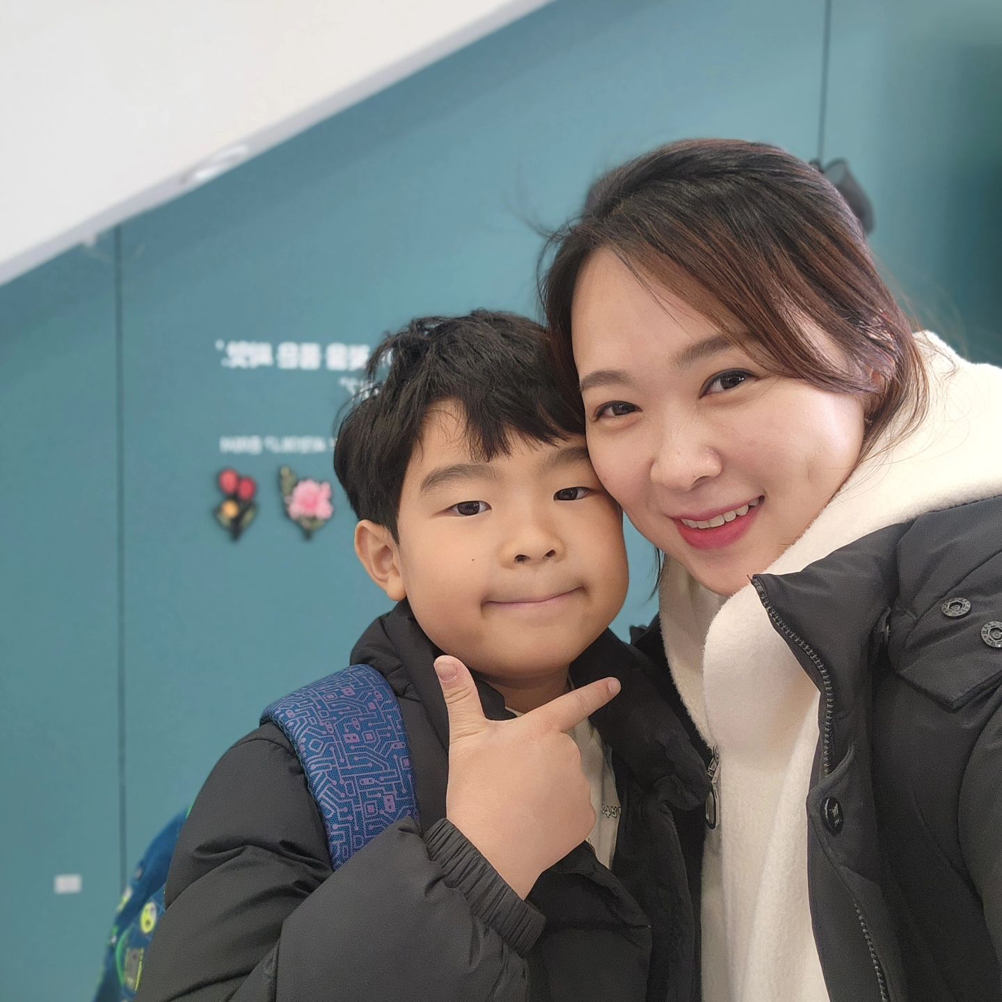 학교 공개수업과 학부모총희의 날.
두찌도 같은 초등학교를 다니니..학교 행사는 굉장히 정신없는거였군요😱😱
그나마 다행이었던건 동글이는 특별히<?> 공개수업이 2번이라
오전 공개 수업은 제가 가고
동생 공개수업시간이랑 겹치는 오후 공개수업은 남편이 갔어요.
⠀
둘째 학원보내는 시간때문에 남편이 학원보내고
학부모 총회는 저혼자 시간을 나눠서 초반은 동글이반에, 후반은 두찌반에 왔다갔다했네요..ㅎㅎㅎ
⠀
멋내고 뽐내고 오신분이 많으셨는데
저는 일단 달리기할 생각에 운동화에 패딩으로;;
⠀
1학년 3학년 층도 달라서 계단도 오르락내리락하고.
아주 정신없는 하루를 보냈더니 진이 다 빠졌어요 ㅠㅠㅠ
아이들 책상에 쪽지하나 남겨두는 센스 챙길 여유조차 없었네요 ㅠㅠ
⠀
그래도 차분히 학교생활 잘하고 있는 동글이도 넘 대견하고
장난끼가 다분하지만 그래도 발표도 씩씩하게 잘하고 적극적으로 수업에 참여하는 둘째도 참 기특했어요^^
⠀
동글이가 졸업할떄까진 이제 매년 이렇게 학부모 총회때마다 왔다갔다하느라 바쁘게 생겼네요🤣🤣🤣
(혼자 우왕좌왕하느라 반 엄마들이랑은 인사도 제대로 못한 기분..ㅠㅠ)
⠀
⠀
⠀
⠀
⠀
#공개수업 #애둘맘 #학부모총회 #엄마는힘들어 #몸이열개라도모자라