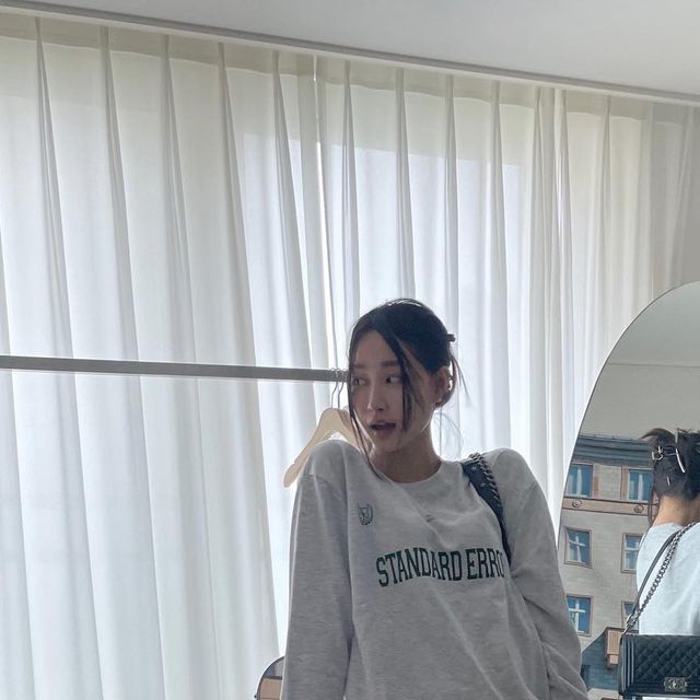 보경 on Instagram: "#광고 오랜만에 마음에 드는 #맨투맨 만났어요🧚 오늘같이 비오는 날 #스탠다드에러 #캐주얼룩 찰떡 ✨ #standarderror#남여공용#유니섹스#브랜드#캠퍼스룩#캐주얼맨투맨#데일
