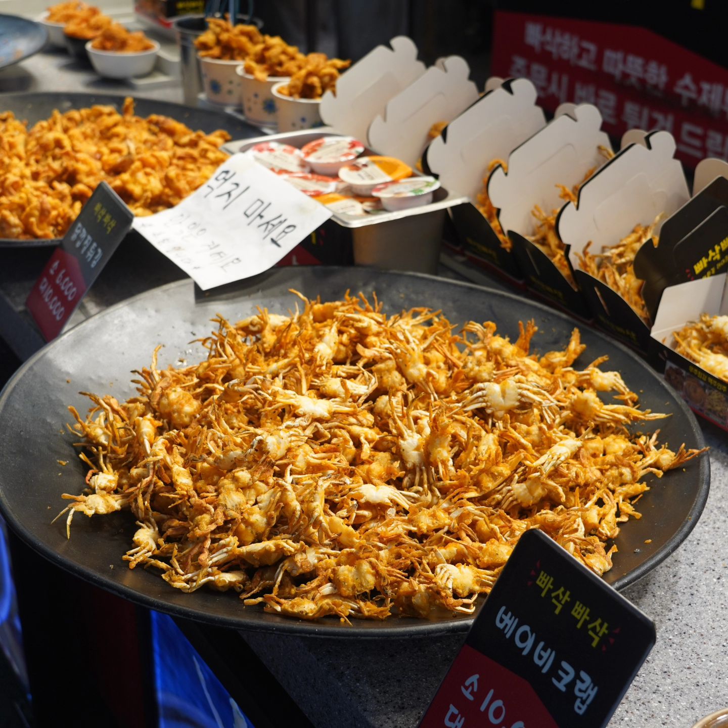#협찬

#부평시장 가면 꼬오옥 가봐야 할 간식맛집!

부평시장  #빠삭빠삭

특히나 작은게튀김은 꼭꼭 드세요 진짜 맛있어요 그야말로 마성의 맛.. 작은거 말고 큰 거 사세요 작은거 사면 순식간에 다 사라집니다

술안주로도 좋고 간식으로도 너무 맛있어요
빠삭매콤하면서도 그자리에서 한번 더 튀겨주기 때문에 따뜻해요
안에 살도 은근히 많음, 어포튀김도 바삭바삭 멈출 수 없는...

다음엔 닭껍질튀김이랑 새우도 먹어봐야지..

#부산닭강정맛집 #부산튀김맛집 #부산자갈치역맛집 #부평깡통시장맛집 #자갈치역맛집 #부산부평동치킨 #남포동치킨 #부평동치킨 #자갈치역치킨 #부평깡통시장닭강정 #부산빠삭빠삭 #부산새우튀김 #남포동새우튀김