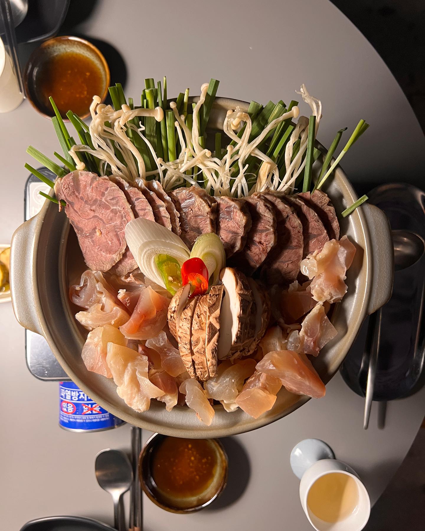 #근본
 
신림 맛집 또 찾았쟈나...
평소에도 자주가던 #술이남 사장님이 오픈한 근본
배스트 메뉴인 스지아롱사태 전골🍲
국물부터 진하고 깊어서 술 한잔에 국물 한 스푼 먹으면
보양하는 기분이 든다.
스지 탱글쫜득, 아롱사태는 부드럽기 일품
야채도 한가득이라 같이 먹으면 식감천재
마무리는 졸아진 국물에 말아먹는 소면🍜

매장도 적당한 럭스에 도란도란 얘기 나누며 시간 보낼 수 있는
깔끔하고 편안한 분위기
다음 메뉴가 기대된다.