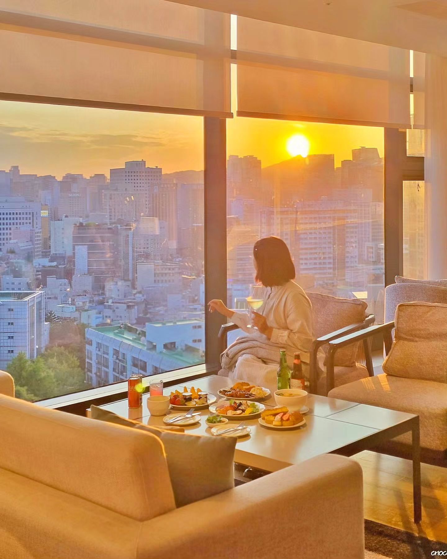 #제작지원 날이 좋았던 지난봄 🌅 오랜만에 가는 호캉스라 가기전부터 넘 설렜구 💫 오빠 퇴근 후 ~ 출근 전까지 노느라 시간 분단위로 쪼개서 놀았자나 👀

리뉴얼되고 투숙은 처음 하는데 전과는 전혀달라진 객실 분위기라 좋았구!! 수영장도 실내/실외 둘다 좋았는데 유료시설인 어반이스케이브 야외풀이 좀더 힙하고 잼나고 다함! (투숙객은 6월 20일까지 평일 할인 중 🩷)

📌 앰배서더 서울 풀만 호텔 theambassador_seoul 
▪️ 이그제큐티그룸 - 18층 라운지 이용 가능
▪️ 남산뷰 선택 시 남산 & 남산서울타워뷰
▪️ 어메니티 펜할리곤스 셋팅, 객실 내 캡슐커피머신, 주류 스낵 제외한 미니바 무료
▪️ 체크인 15시 / 체크아웃 12시

🥂 라운지 이용
1️⃣ 애프터눈티 14:30 - 16:30
  2단 트레이와 셀프 음료 서비스 제공
2️⃣ 해피아워 17:30 - 20:00
  이용객에따라 1부제~3부제 운영
  주스, 캔음료, 맥주, 와인, 위스키 등의 베이스와 칵테일 시럽
  푸드 - 장어, 닭강정, 탕수육, 샐러드, 밤수프 등
 ( 방문일에 따라 달라질수있음 )
+ 조식도 라운지에서 이용.
 커피머신, 음료, 쿠키 등 상시 이용 가능

참, 저녁에 물놀이 후 1층 더 라운지 앤 바에서 카이막 빙수 먹었는데 이거 대박이었구 👀 6월 30일까지 주중에는 1인 39000원에 20여종의 와인 & MGC 진을 무제한으로 마실 수 있는 마리아주가 열리는데, 이용객 많더라... 이 좋은걸 왜 이제알았지 🥲

#여행 #풀만호텔 #서울호텔 #호캉스 #호텔리뷰 #남산뷰 #남산뷰호텔 #seoul #seoulhotel #namsanview #travel #서울여행 #seoultravel #seoultrip #앰배서더풀만 #앰배서더서울풀만 #풀만호텔