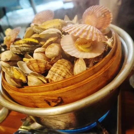 #협찬 #부천원종동맛집 #전복파는청년 🦪
.
연말을 맞이해서 간만에 #원종동맛집 에서 #전복조개찜 먹었어요😋😋
.
센스있게 원하는 예쁜술잔을 골라서 먹을 수 있었는데요🥂
.
완도에서 올라온 전복과 해산물들로 싱싱함은 기본이고
.
전복, 가리비, 소라, 석화, 꼬막, 동죽 등 다양한 해산물들이 들어있어서 질릴틈이 없어요😍😍
.
해산물은 사랑이죠~ ❤️❤️
.
마무리로 칼국수사리까지 추가해서 먹으니 든든하네요😘😘
.
추운 겨울 따끈한 조개찜 생각나는데 #원종동술집 에서 제대로 즐겼네요🫶🫶
.
주소: 경기 부천 소사로 747번길 11
시간: 17:00~24:00/월요일정기휴무
.
#원종역맛집 #부천원종역술집 #원종역술집