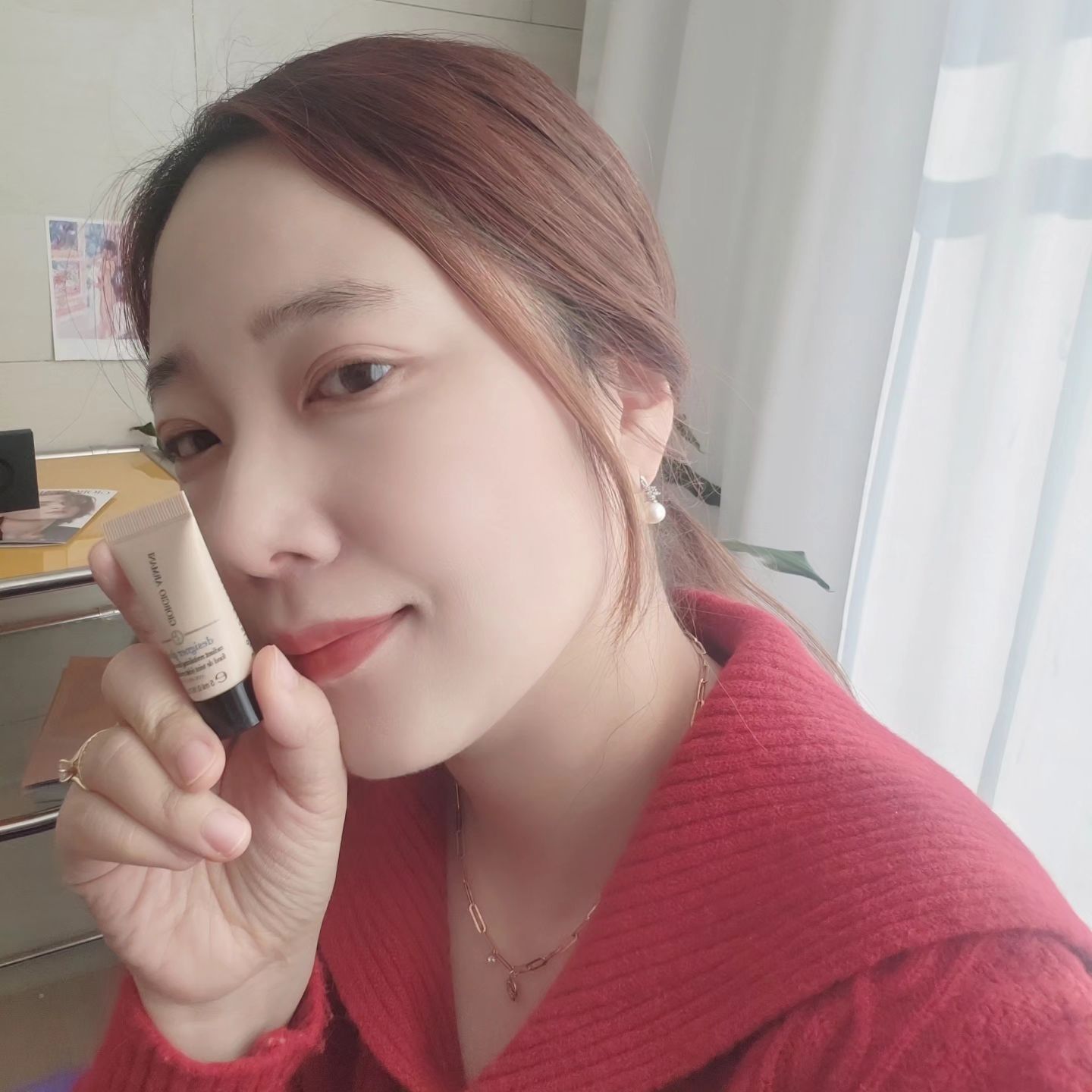 #광고 

24년 글로우 파운데이션 신상! 기존보다 훨씬 
업그레이드 된 NEW 디자이너 글로우 파데에요🥰

12/25(월) 롯데온 선런칭되고 24년 1/2(화) 공식 
런칭될 예정이에요🎄

파운데이션 명가, 아르마니만이 구현할 수 있는 한층 더 고급스럽고 화사한 독보적 상앗빛 컬러 예술이죠🤗

프러시안 블루 피그먼트와 라이트 리플렉팅 펄이 만나 한층 더 예쁘고 고급스러운 광채를 만들어줘요🪄

실크 스킨 텍스쳐가  부드럽게 빚어낸 듯 정돈된 피부결로 예쁜 피부 표현이 가능해요 

원래 피부가 좋아 보이는  화장이 잘 먹은 듯한 피부로 
만들어줘서 오늘 피부 너무 맘에 쏙 들어요👸

#아르마니뷰티 #디자이너글로우 #상앗빛광채파운데이션 #아르마니파운데이션 #파운데이션명가 #파운데이션 #디자이너글로우파운데이션 #상앗빛파데 #파운데이션추천 #글로우파운데이션