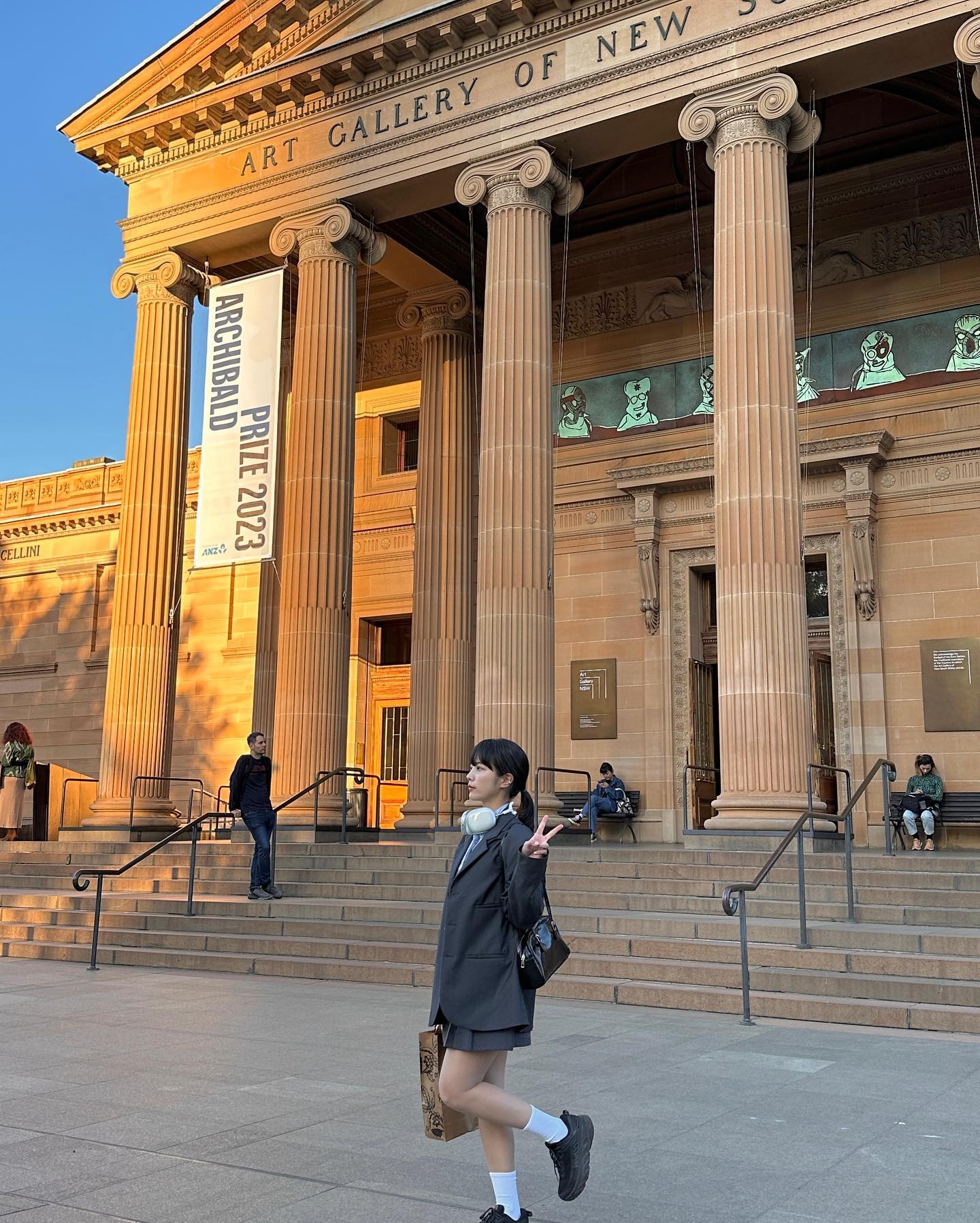 📍피카소와 고흐의 작품을 한번에! 시드니 주립 미술관👩🏻‍🎨
⠀
시드니 주립 미술관은 오페라 하우스와 하이드 파크 사이에 위치해있어 접근성이 아주 좋은데요! ✨피카소와 고흐 그리고 마티스의 그림을 관람할 수 있답니다✨ 뿐만 아니라 호주에서 두번째로 큰 규모의 미술관답게 원주민, 동양예술 등 아름다운 작품들이 함께 있어 시간가는 줄 모르고 감상가능합니다💝
⠀
✔️ 왼쪽에 위치한 ⭐️시드니 모던 뮤지엄⭐️도 꼭 가보세요. 눈과 귀가 너무 행복했어요! 완전 추천!!! (6️⃣7️⃣)
✔️ 주립미술관 우측에는 드넓은 도메인 공원이 있는데요! 저는 개인적으로 하이드파크보다 좋았습니다🌳(8️⃣)
✔️ 로얄 보타닉가든까지 묶어서 구경하면 좋아요☺️

#태윤_호주