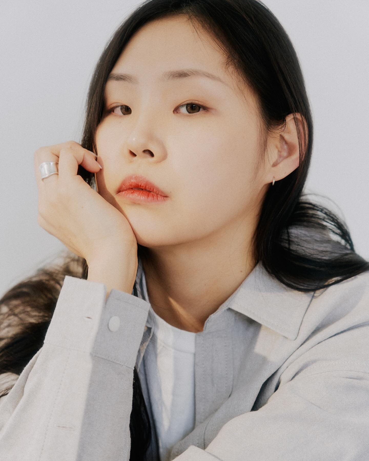 올해도 어김없이 프로필 사진찍기🌝

긴 호흡동안 작가님과 소통하고 함께 고민하고 명상,인터뷰를 통해 나를 최대한으로 이끌어주심🥲

프로필사진인데도 리퀴나 큰 보정 없이 사진 자체로 너무 이쁘게 찍어주셔서 넘나리 감동🥹

📷violet_standard_