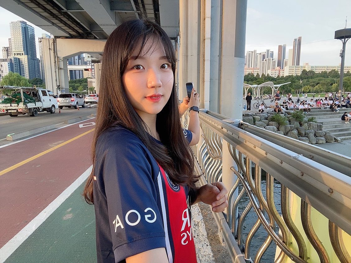 퐈리 유니폼🇫🇷
.
.
.
.
.
#한강 #한강공원 #반포한강공원 #잠수교 #한강피크닉 #파리생제르망 #PSG #이강인 #유니폼 #축구 #축구유니폼 #축덕 #축구스타그램 #축구선수 #대학생 #대학생코디 #블록코어 #데일리룩 #룩북 #오오티디 #코디추천 #데일리코디 #데일리그램