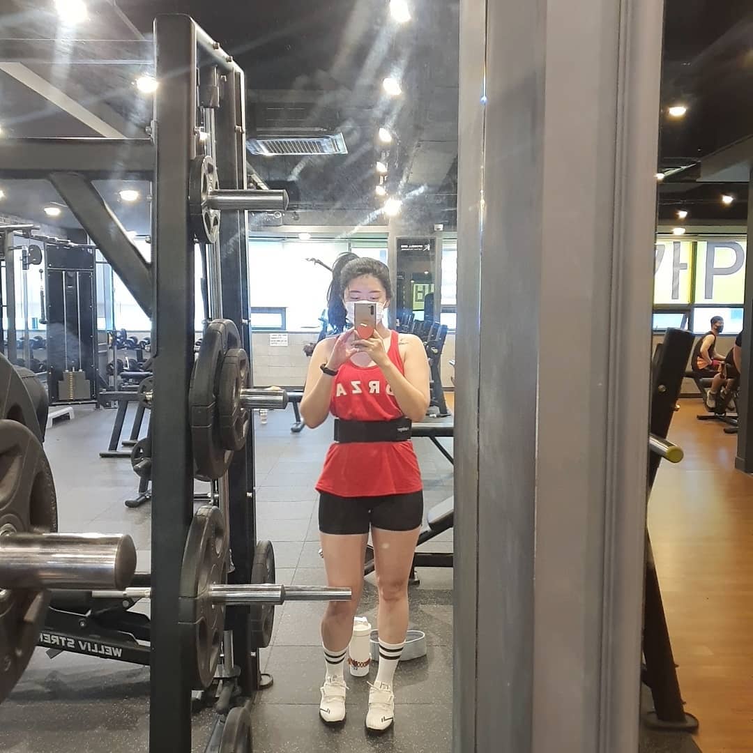 #라미챌린지5차_ddkji
#DS스튜디오이벤트 #라미챌린지
-
앵그리버드 눈썹과 함께 모닝 헬뜌 💪아니 헬스나시랑 3부레깅스 신었더니 세상 졸귀탱이자나여? ㅋㅋㅋㅋㅋㅋ 헬스나시입으니까 괜히 어깨 넓어보이는 넉김이고..?^.^... 역도화까지 신고 헬창 너낌이라며 혼자 만족하기 ㅋㅋㅋㅋㅋ
-
운동하고 있는데 한 할모니가 오셔서 여자가 어떻게 이렇게 운동을 잘해~~~ 대회나가야겠어~~ (쩌렁쩌렁) 하셔서 옆에 있던 찐 근육맨들에게 머쓱💦해져서 호다닥 🏃‍♀️🏃‍♀️

홈트는 아니고 헬트지만.. 2주차 라미챌린지 #원더랜드홈트 까지 완룡 ❣