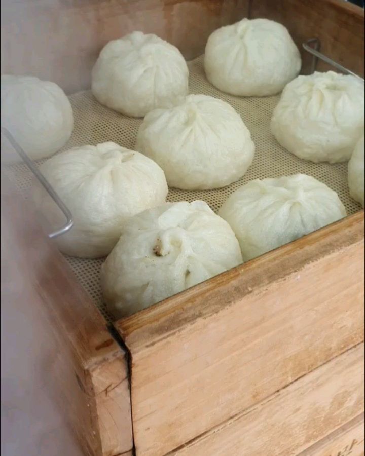 ⠀
⠀
🥟 훈장만두 길음점 🥟
⠀
📍서울 성북구 동소문로 248 상가 102동 1층
⏰️ 매일 10:00 -21:00
(라스트오더 20:25)
☎️ 0507-1492-1045
⠀
20년 만두장인 고석환 쉐프의 비법을
전수받은 "훈장만두 길음점"
⠀
매일매일 매장에서 반죽한 만두피를 사용하여
손으로 직접 빚는다고해요 : ) 그냥 찜기가 아닌
편백찜기로 쪄나온 만두들은 좀더 건강하게
먹을 수 있고 만두의 풍미가 너무 좋더라구요 😆
⠀
왕만두는 속이 꽈~~~~악 찼어요 !!!
고기만두는 잡내없이 맛있구요 김치는 속이
아삭하고 얼큰하니 맛있더라구요
갠적으로 김치만두를 좋아하고 피가 얇은게
좋거든요? 그럴때는 김치통만두 강추!!!
피가 완전 쪽든 거려서 너무 맛있었어요 : D
⠀
안에 보리빵을 팔길래 혹시 입에 안맞을까
한개만 샀거든요... 더 사올걸 😅
단맛은 없는데 슴슴한게 먹을수록 맛있자나?
특히 안에 폭신하면서 쫀득한 식감이 너무 좋아요
빵과 떡 그 중간 어디쯤 같아요 🤣
⠀
만두 외에도 분식, 전골까지 판매하고있고
네이버 영수증 리뷰를 하면 왕만두1개 증정한다고
하니 방문하시는 분들은 놓치지마세요 ☆☆☆
⠀
#길음역 #훈장만두길음점 #길음역맛집
#만두맛집 #고기왕만두 #김치만두
#보리빵 #김치왕만두 #길음뉴타운맛집
#길음역왕만두 #길음역전골