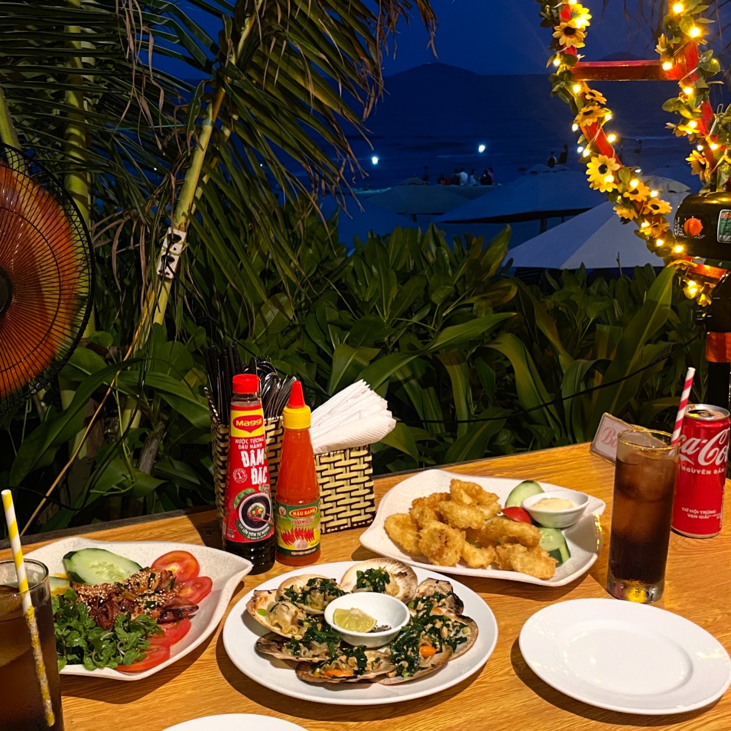 베트남 여행🇻🇳
[라플라주 La Plage restaurant]
- 총알오징어, 가리비구이, 오징어튀김, 콜라
총 495,000동(힌화 약 27,000원)
.
이곳도 역시나 리뷰보고 고르게 된 메뉴들
음식도 맛있었지만 바다 보이는 곳 위주로 자리를 잡아줘서 뷰도 맛집이 된..
가리비 구이에 후추, 라임한두방울 넣어먹었더니 더 맛있었음!(아닐수도!)
총알오징어는 뭔가 한국식 오징어볶음보다 슴슴한 느낌?!
.
#베트남여행 #베트남 #호이안 #다낭 #호이안맛집 #안방비치 #안방비치맛집 #라플라주 #안방비치라플라주 #호이안라플라주 #laPlagerestaurant #오징어튀김 #총알오징어 #라플라주총알오징어 #라플라주가리비 #가리비구이 #해외맛집 #먹스타그램 #먹팔맞팔