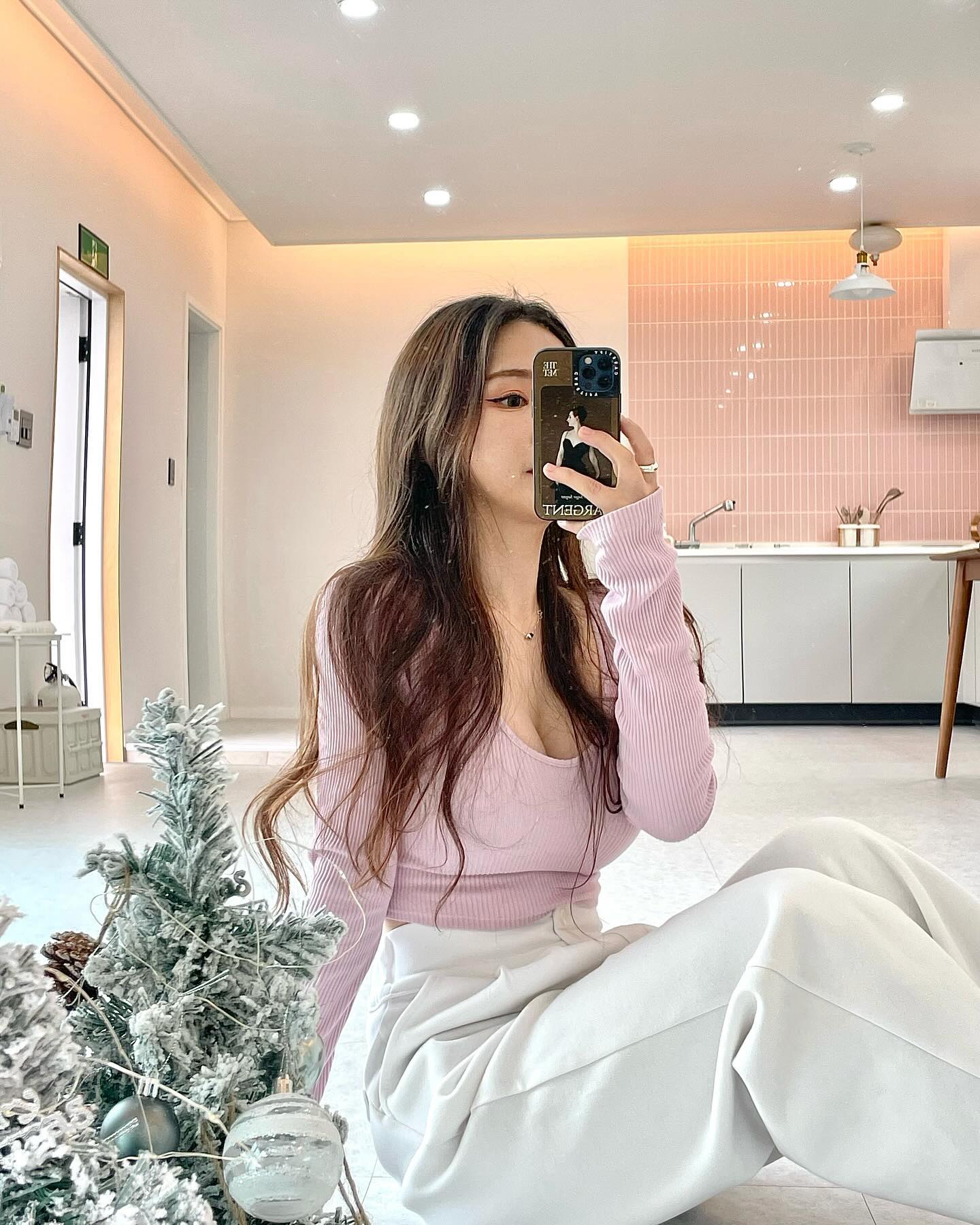 오랜만에 가족과 함께하는 시간 ❣️
날 풀리면 수영하러 다시 가고 싶은 #끌리다풀빌라 
독채라서 편하게 이용할 수 있구
사장님도 왕친절 ❣️ 풀빌라치곤 가성비도 굿❣️
신식이라 시설도 좋고 왕깨끗해요!
단체펜션도 곧 오픈한다고 해요>< (수영장도 크게!!)
주변이 다 매화밭이라 전경이 너무 좋아요!!
무엇보다 침대 너무 폭삭했다.. 침구 짱 죠아 …👏
수영장도 깊고 넓어서 성인분들이 놀기에도 져아용!
사진찍는 포인트도 많아서 넘 바빴넹 ^^….
사진 올리고 싶은게 많은데 10장밖에 안되서 아쉽다👀❤️
행복한 순간이 가득했던 곳 🫶

cclida__poolvilla 

#광양펜션 #전남여행 #전남펜션 #풀빌라추천 #전남풀빌라 #광양풀빌라 #여수풀빌라 #풀빌라펜션 #광양여행 #숙소제공 #숙소추천 #순천여행 #하동펜션
